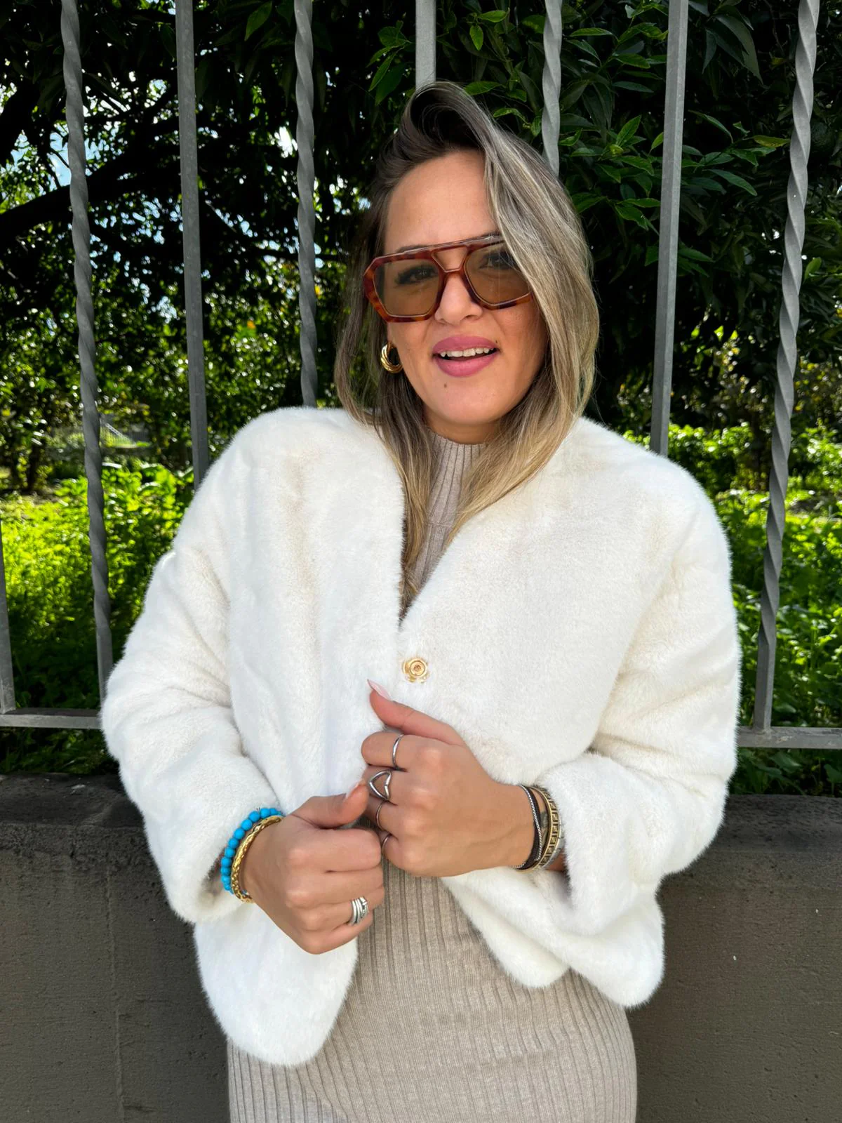 Pelliccia eco modello corto con scollo a V - immagine 5