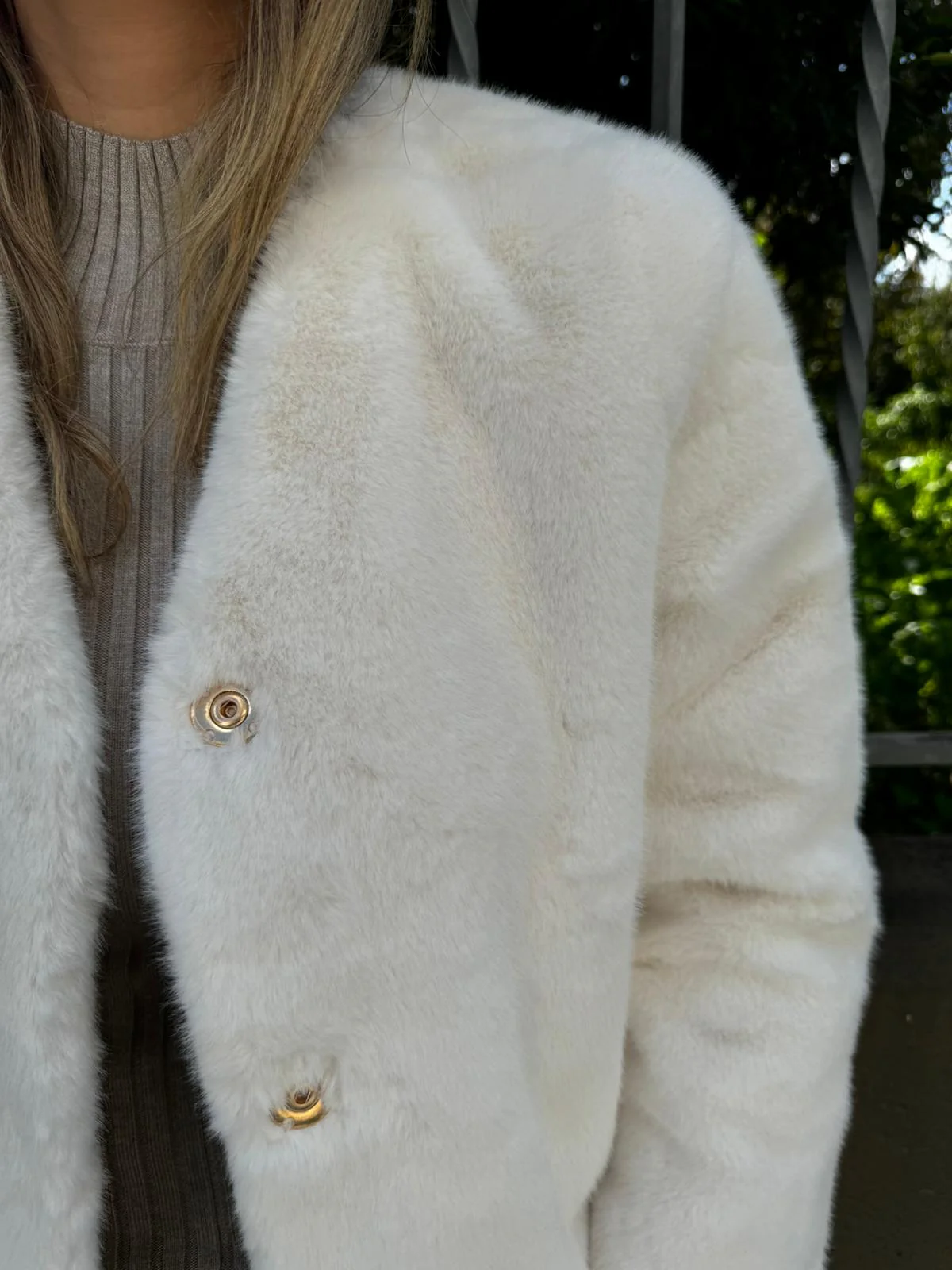 Pelliccia eco modello corto con scollo a V - immagine 6