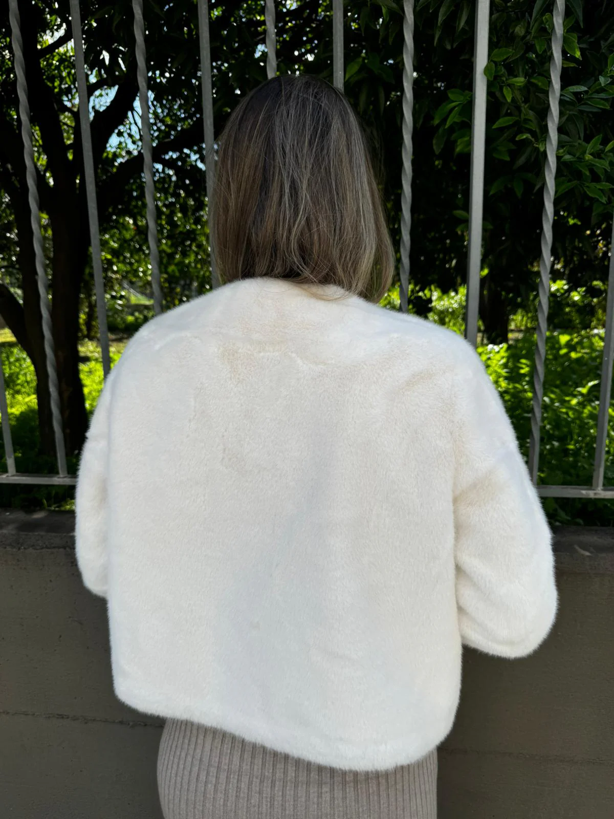 Pelliccia eco modello corto con scollo a V - immagine 7