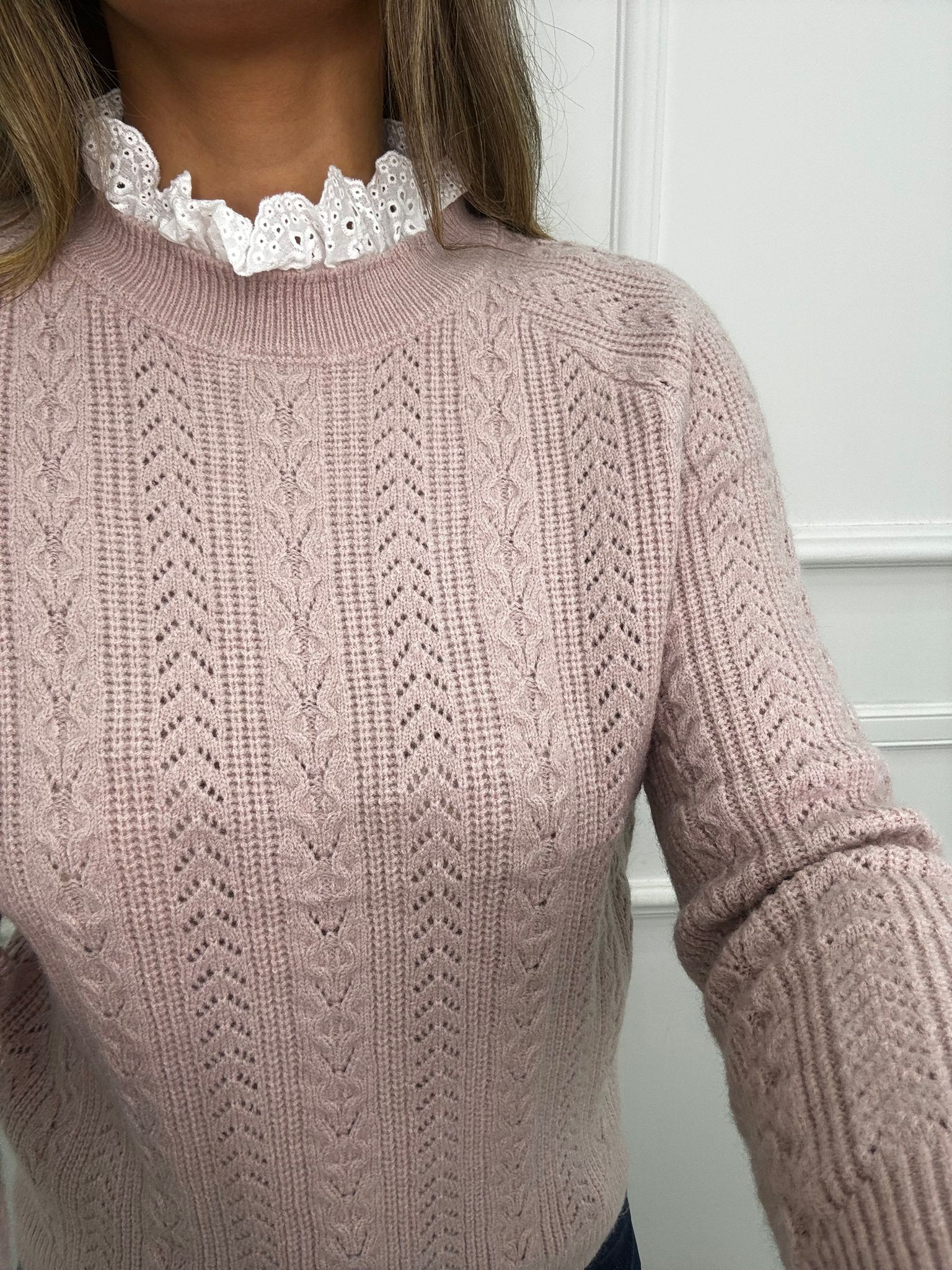 Maglione trama treccia con collo in merletto - immagine 6