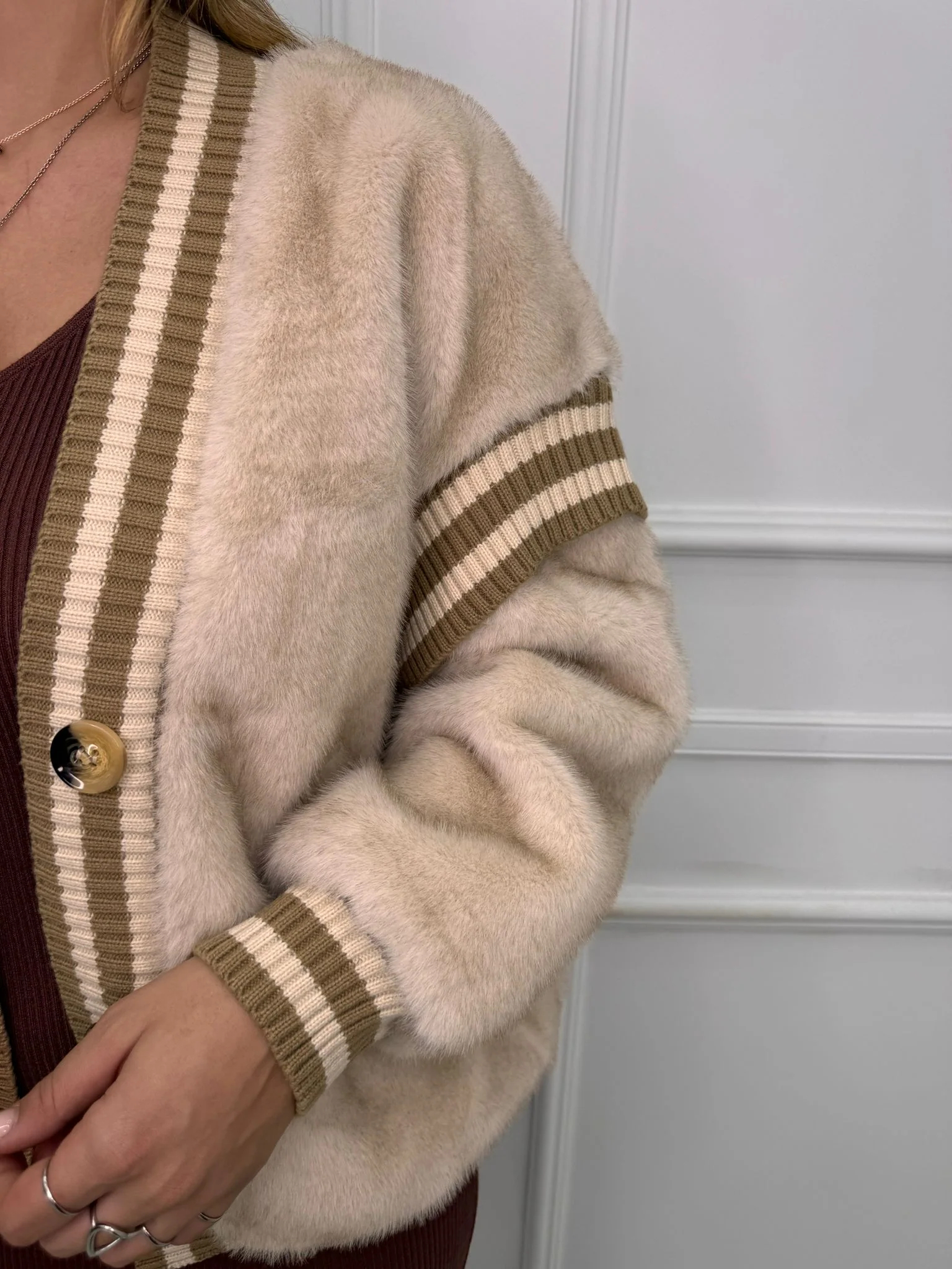 Pelliccia beige con inserti in tessuto - immagine 5