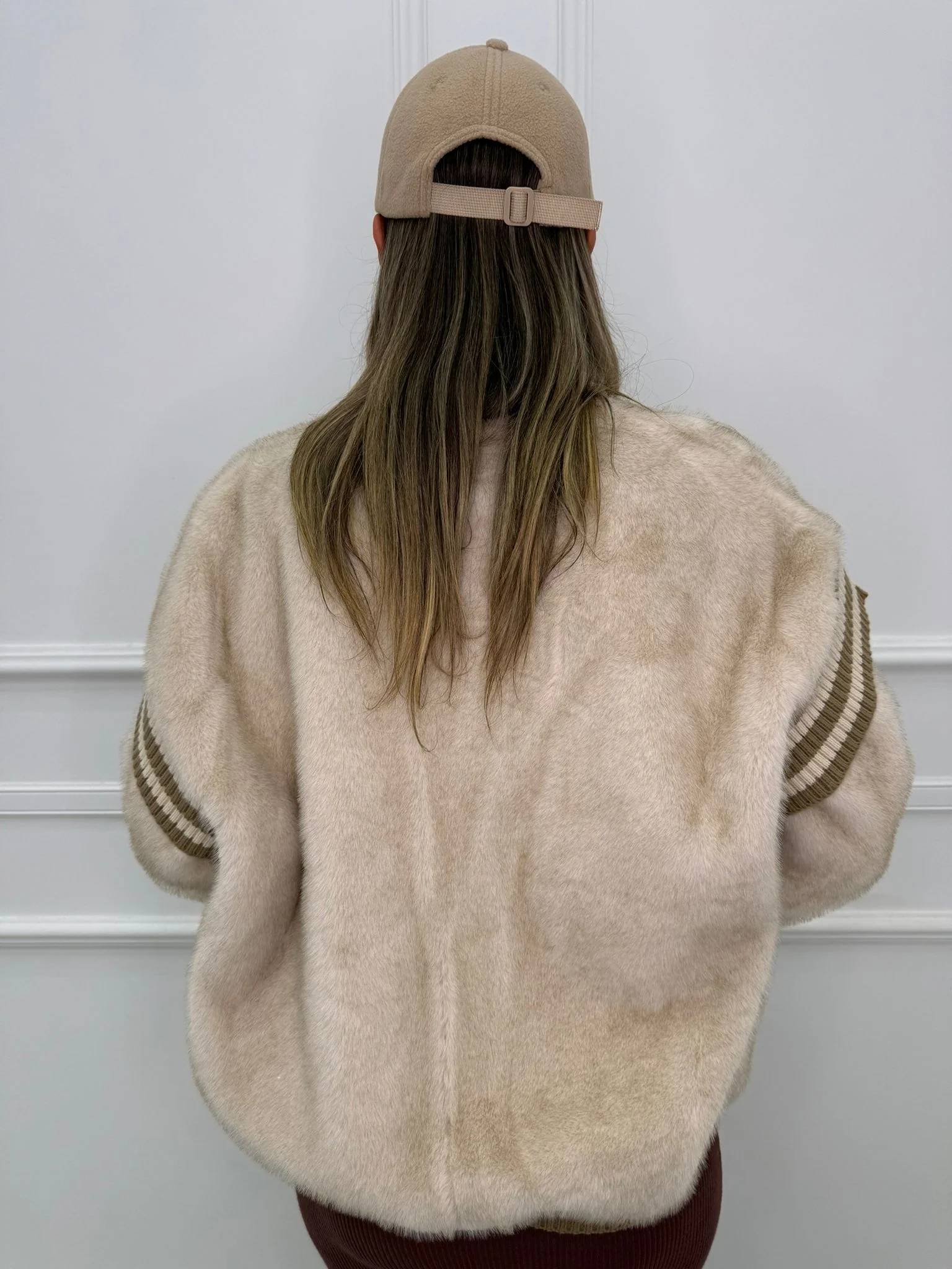 Pelliccia beige con inserti in tessuto - immagine 6