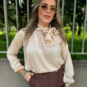 Camicia a righe con fiocco al collo
