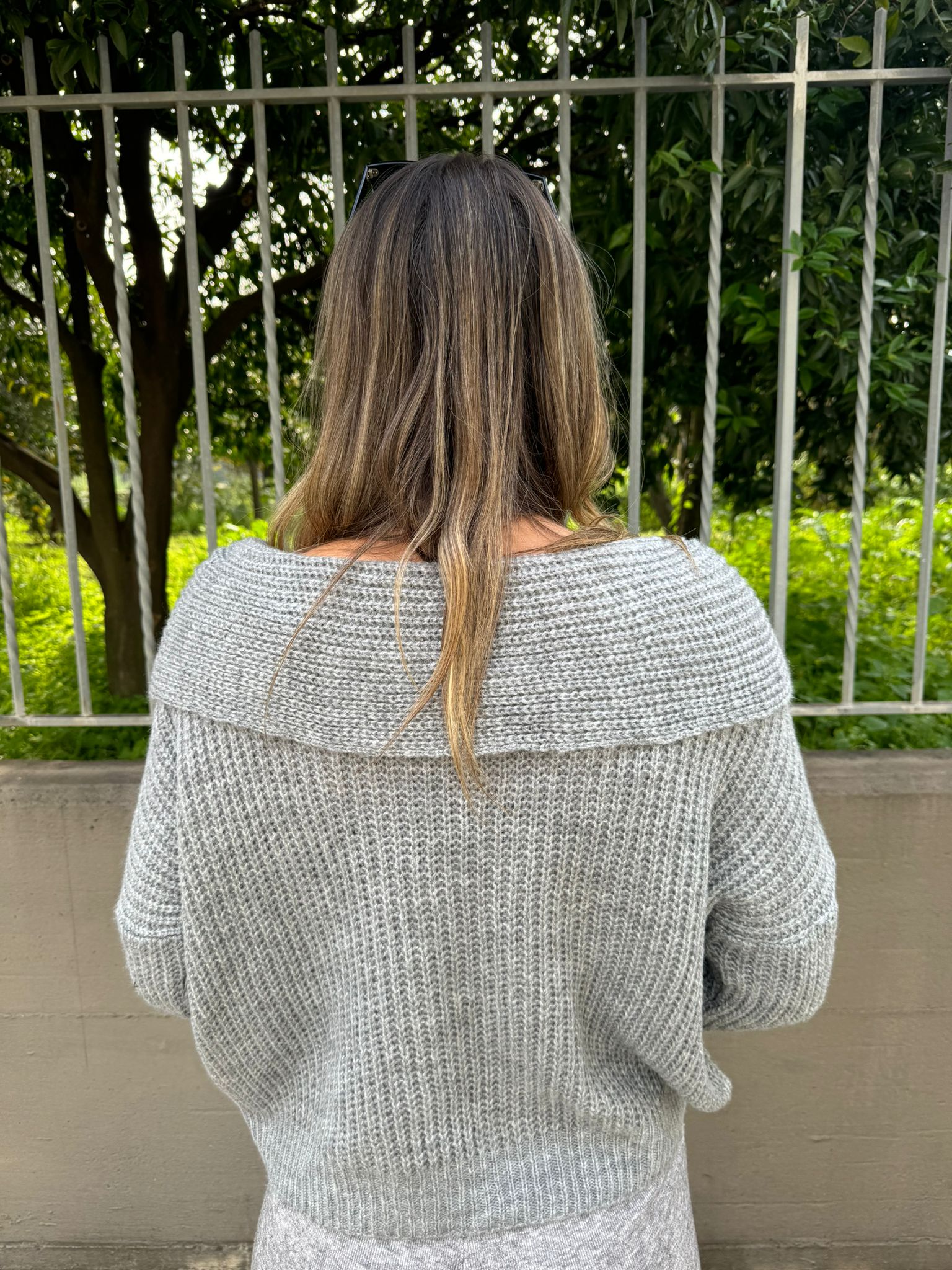 Maglione in lana con risvolto - immagine 4