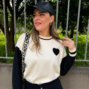 Maglione con cuore teddy e scritta dietro