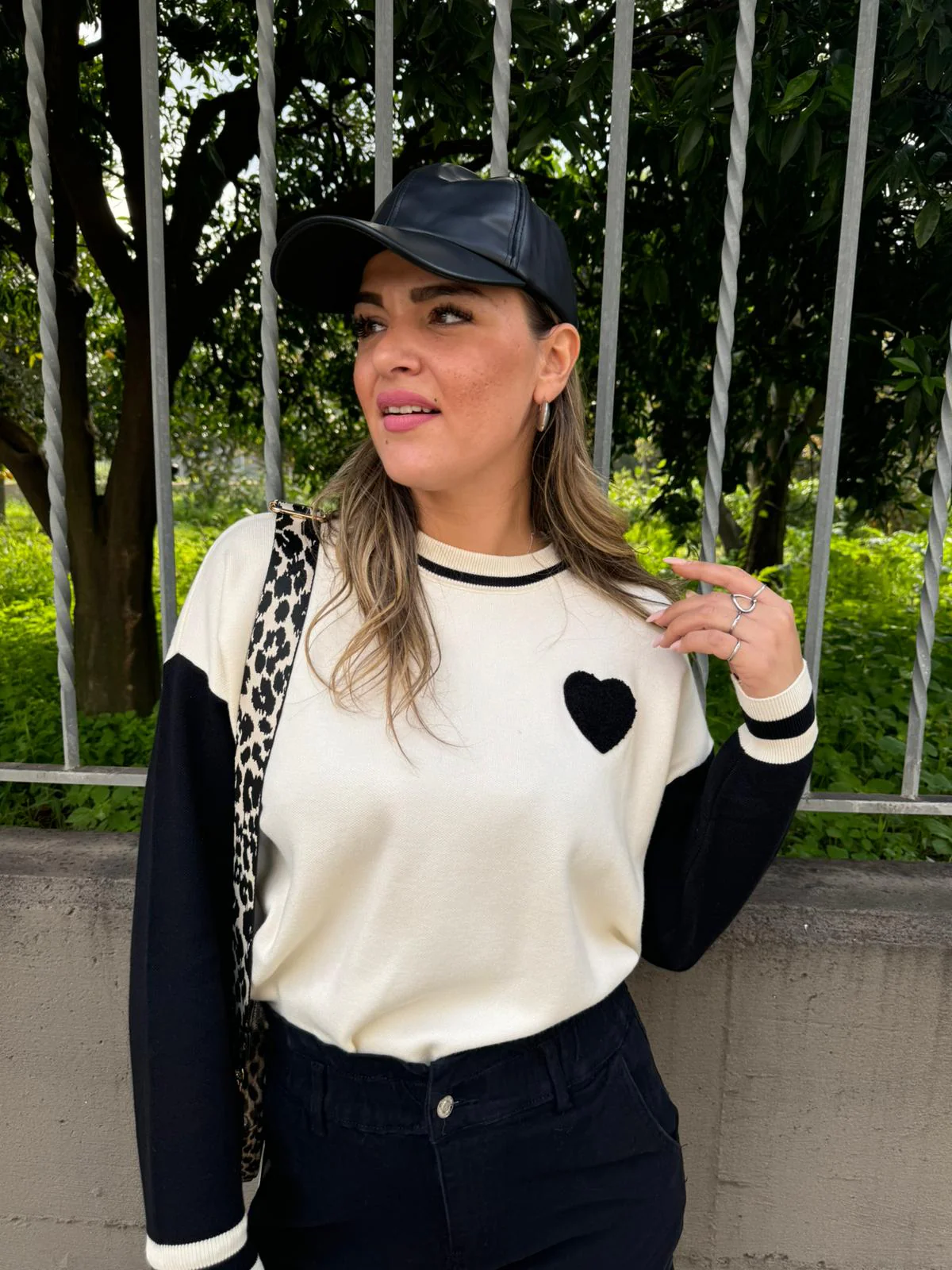 Maglione con cuore teddy e scritta dietro - immagine 2