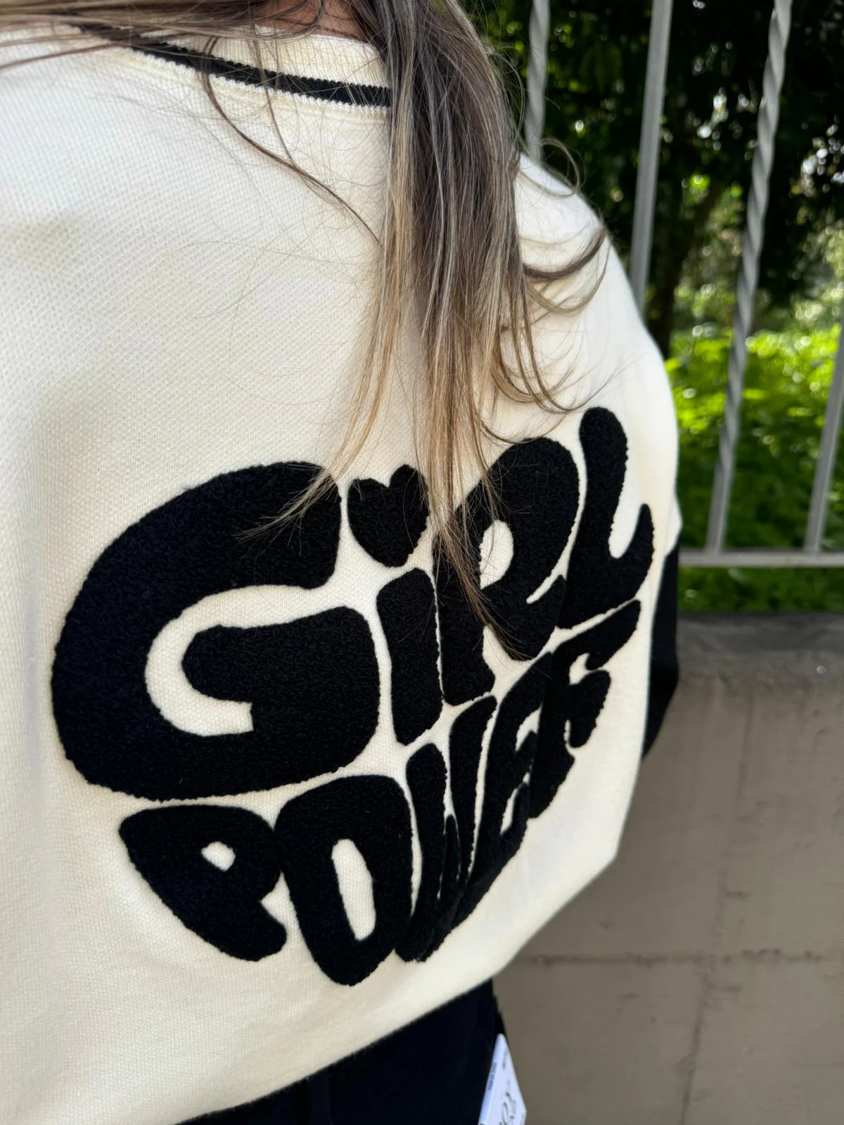 Maglione con cuore teddy e scritta dietro - immagine 4