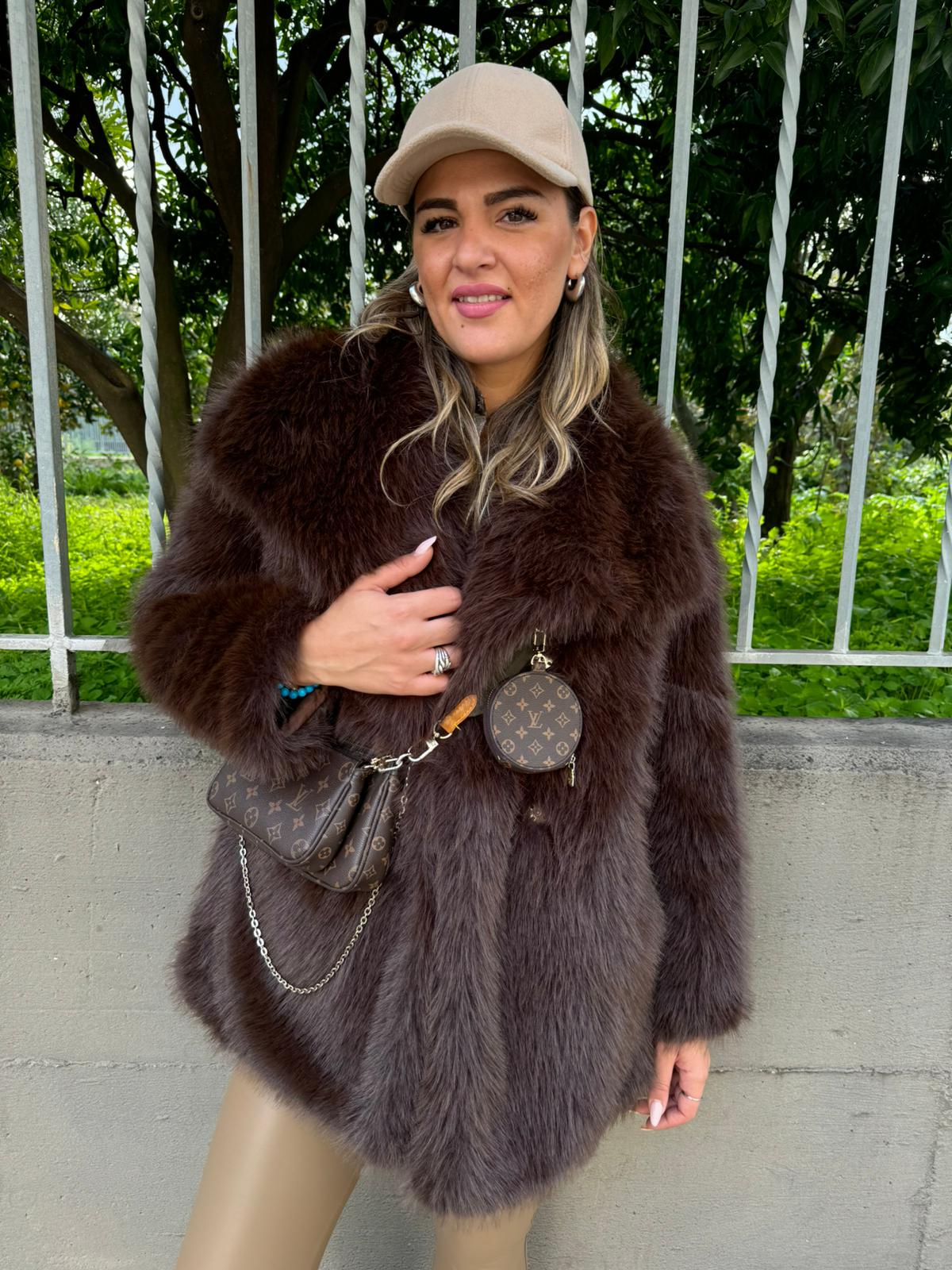 Pelliccia eco tinta unita modello over - immagine 3