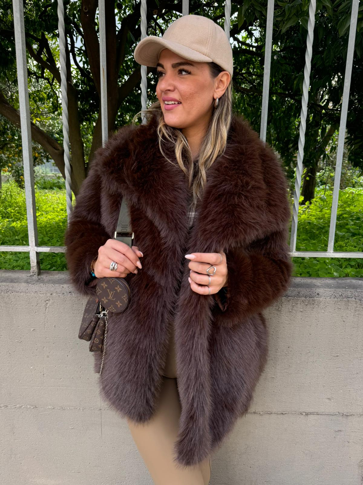 Pelliccia eco tinta unita modello over - immagine 2