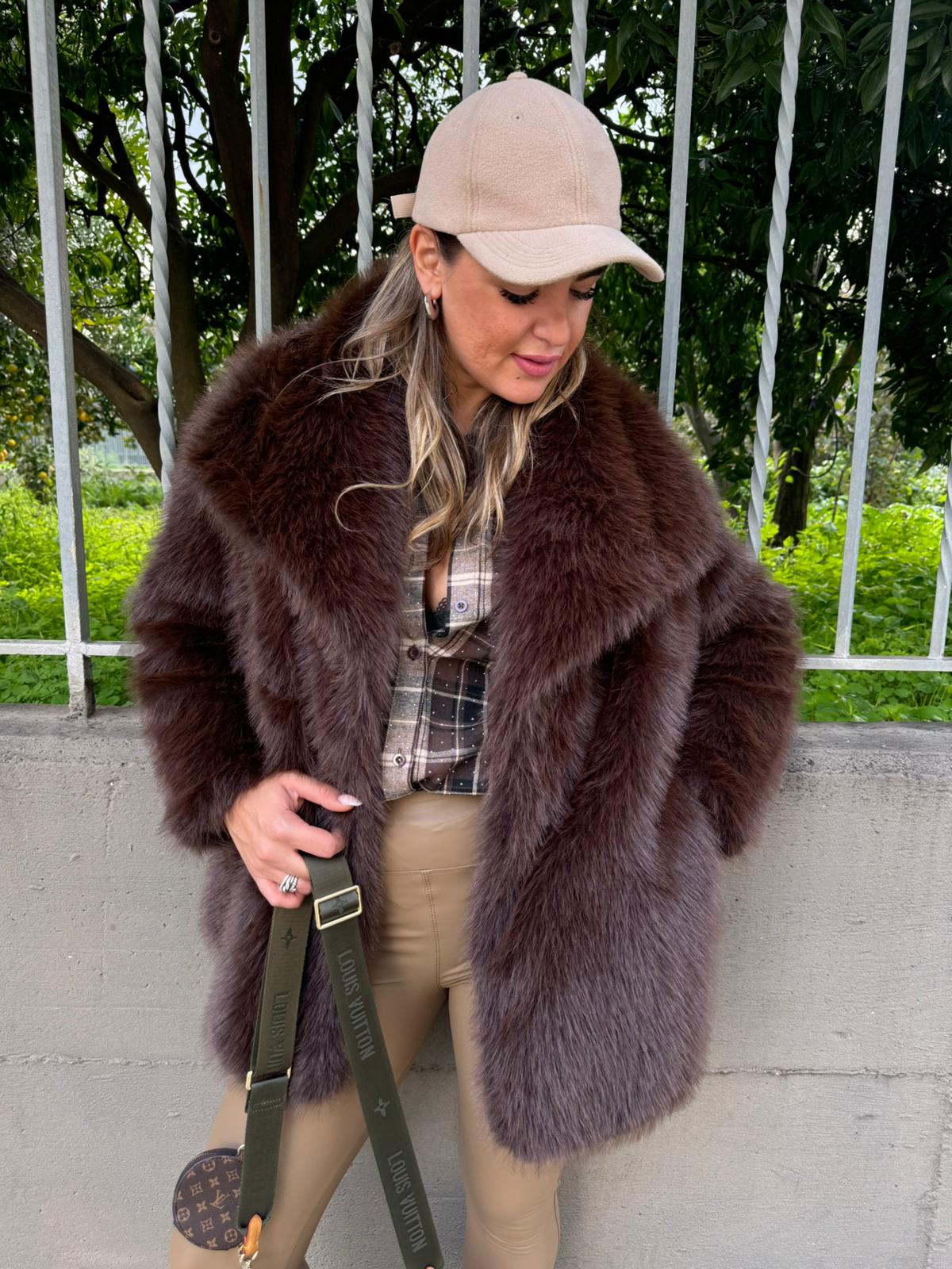 Pelliccia eco tinta unita modello over - immagine 4