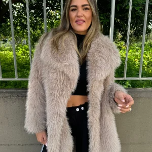 Pelliccia eco beige modello over