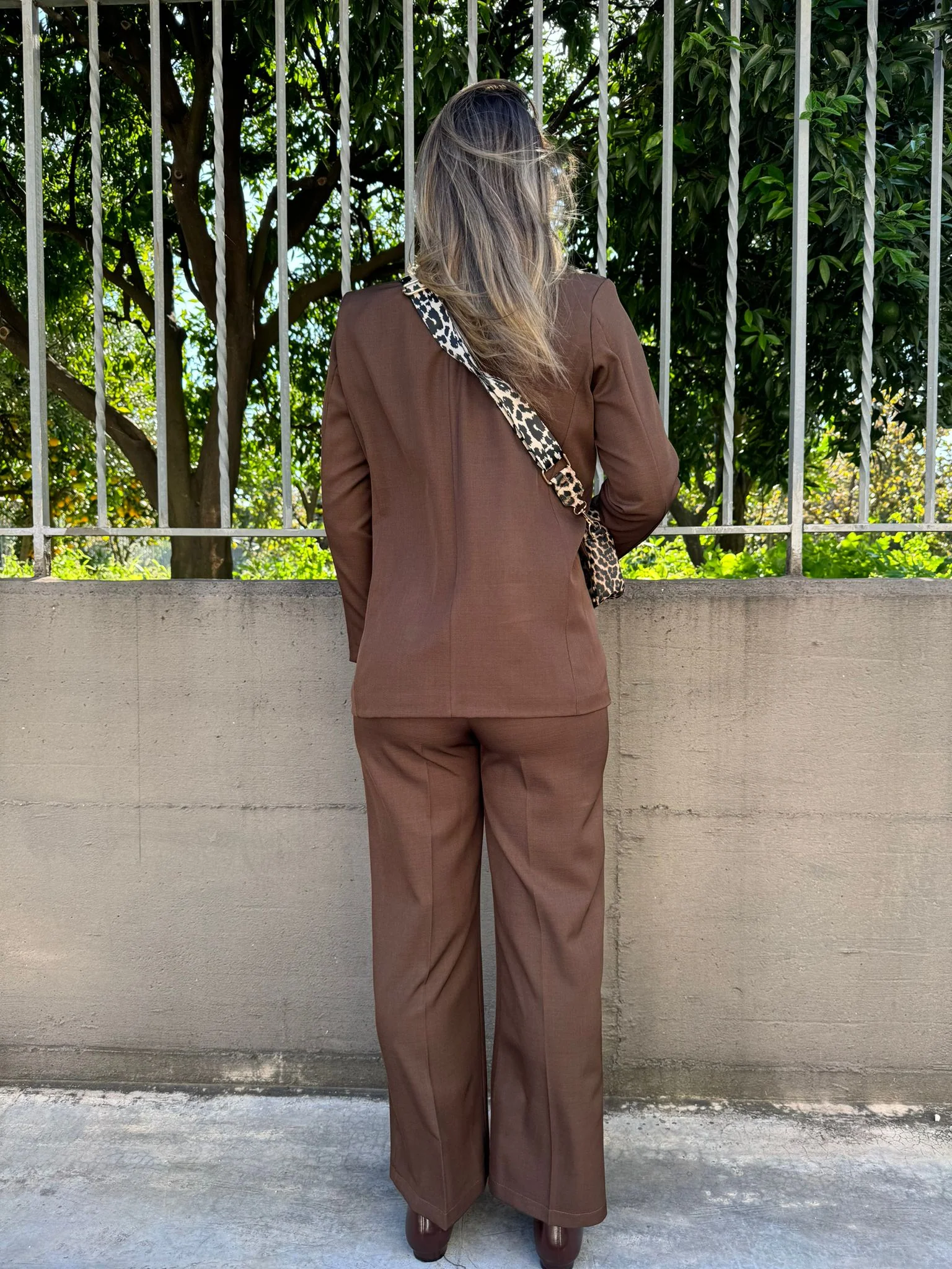 Tailleur due pezzi con giacca doppio rever - immagine 8