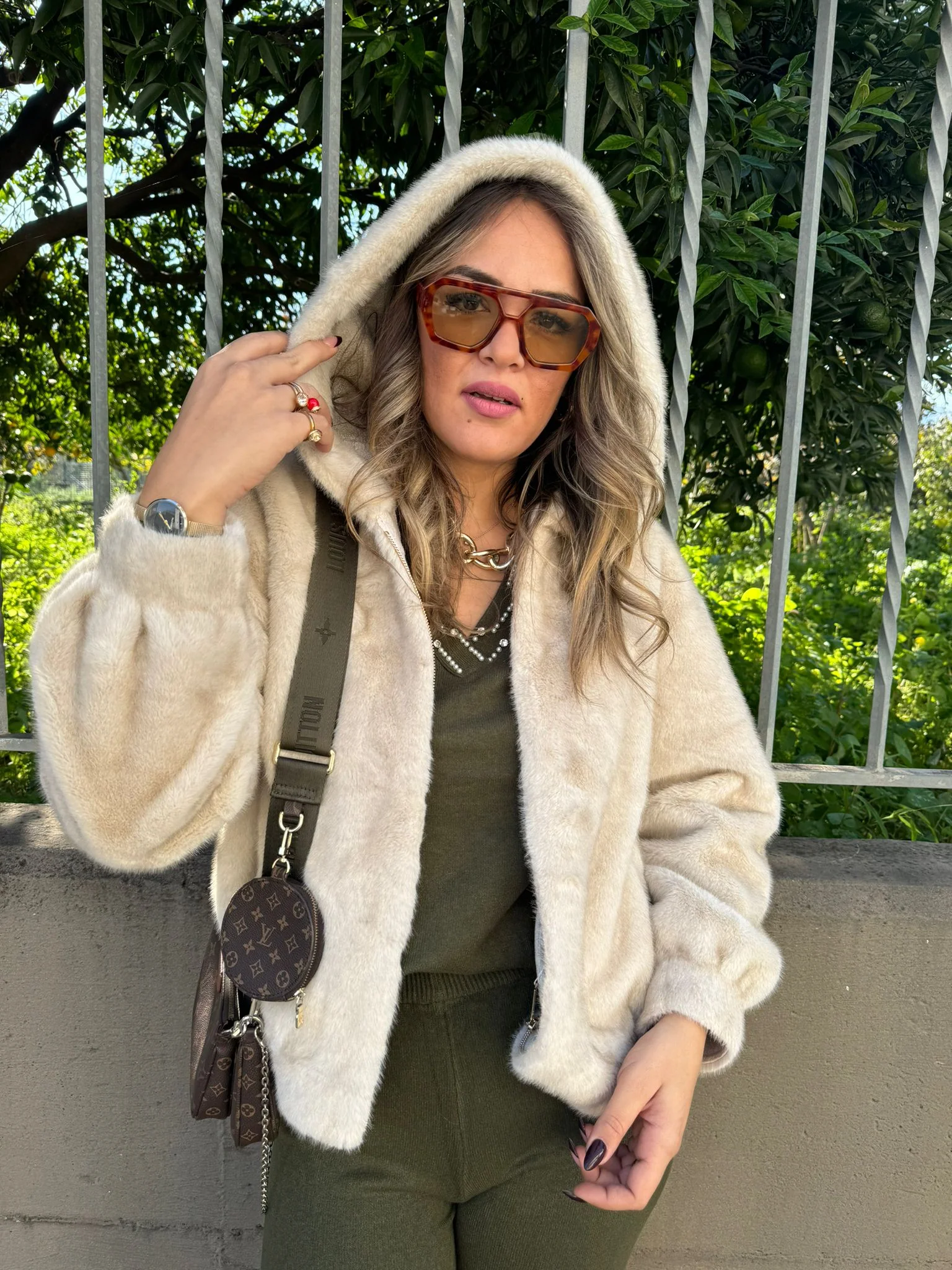 Pelliccia eco tinta unita con cappuccio e zip - immagine 2