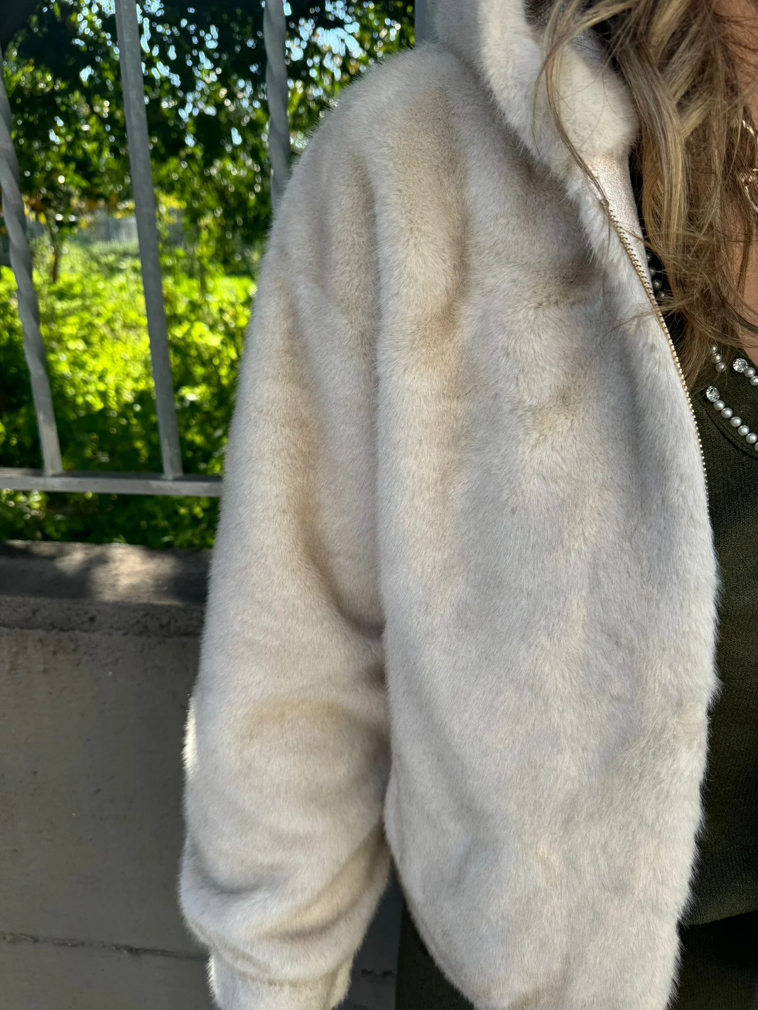 Pelliccia eco tinta unita con cappuccio e zip - immagine 4