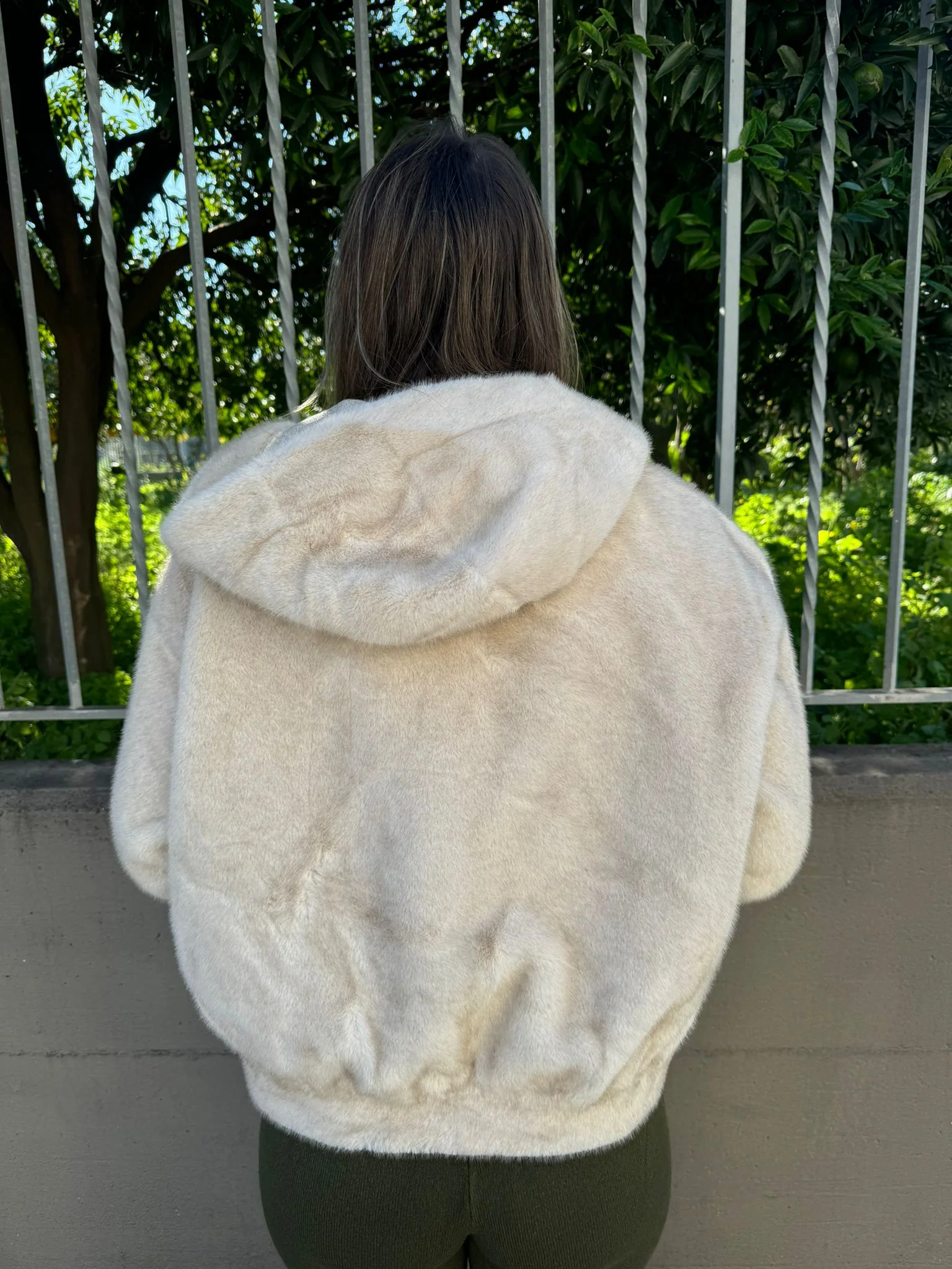 Pelliccia eco tinta unita con cappuccio e zip - immagine 3