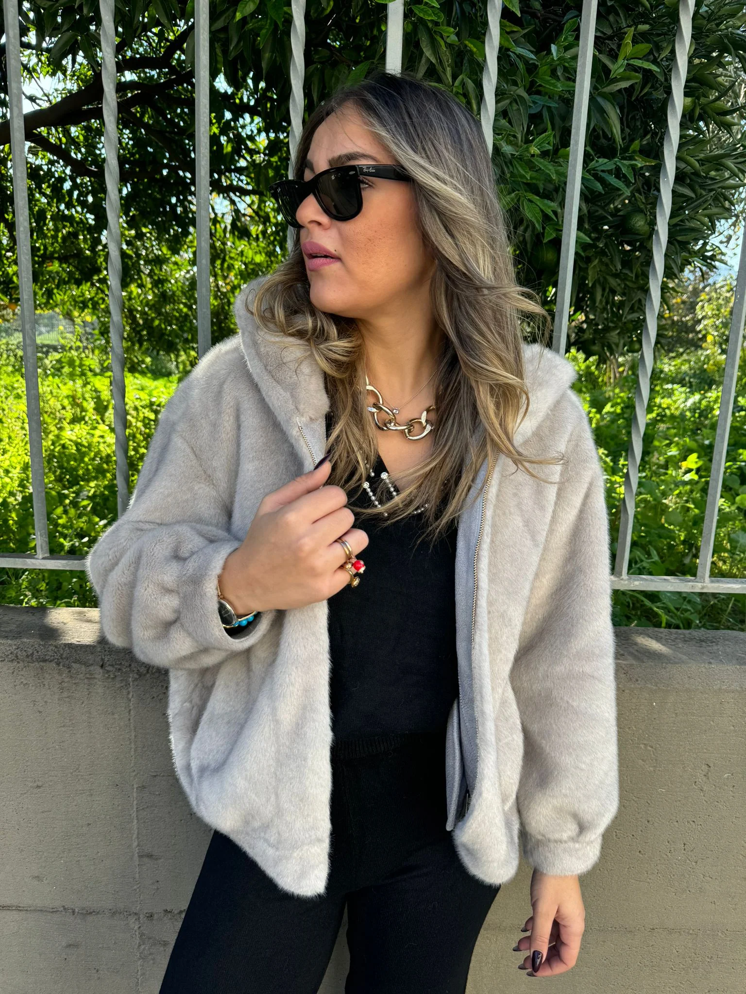 Pelliccia eco tinta unita con cappuccio e zip - immagine 8