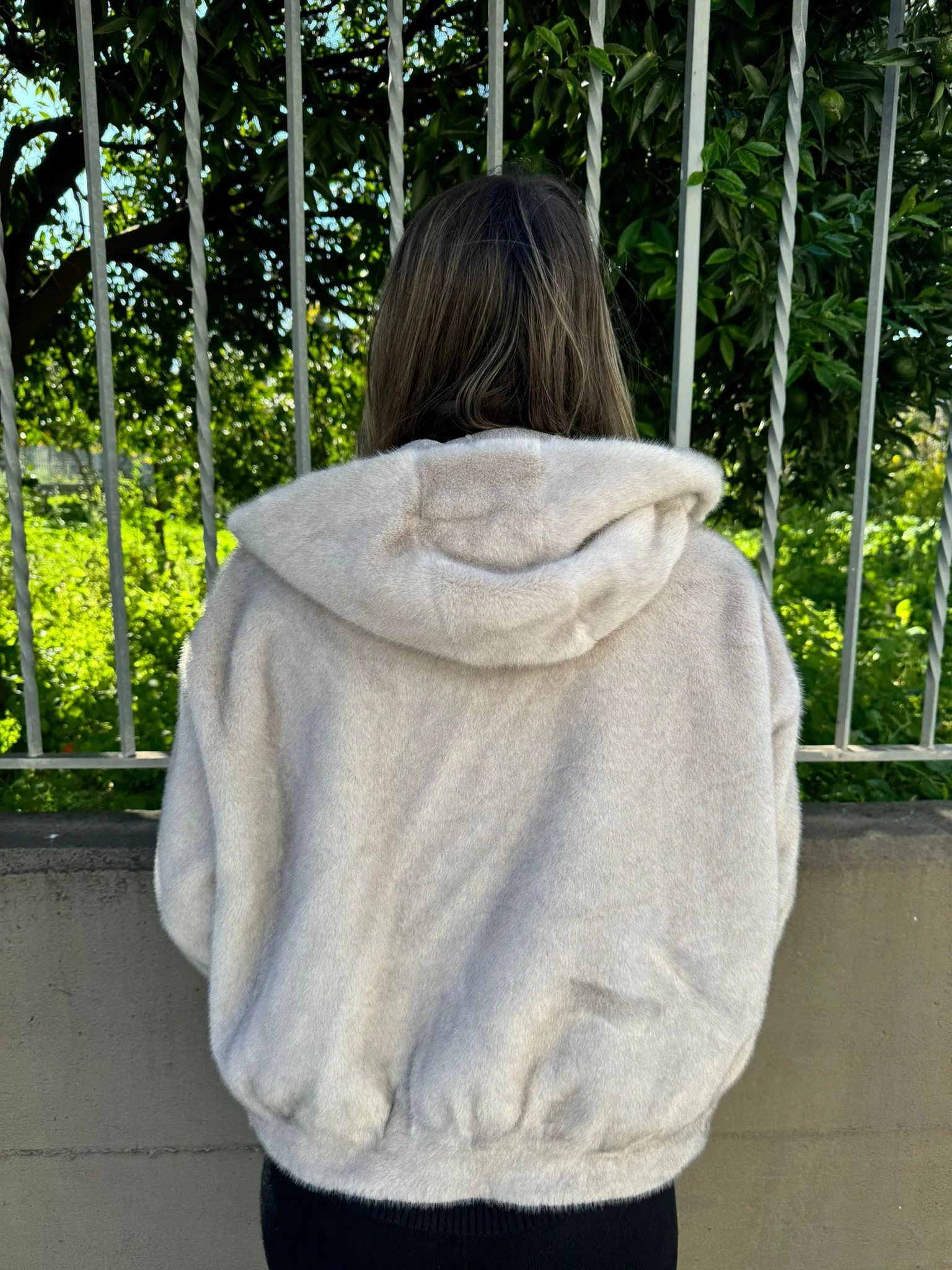 Pelliccia eco tinta unita con cappuccio e zip - immagine 9