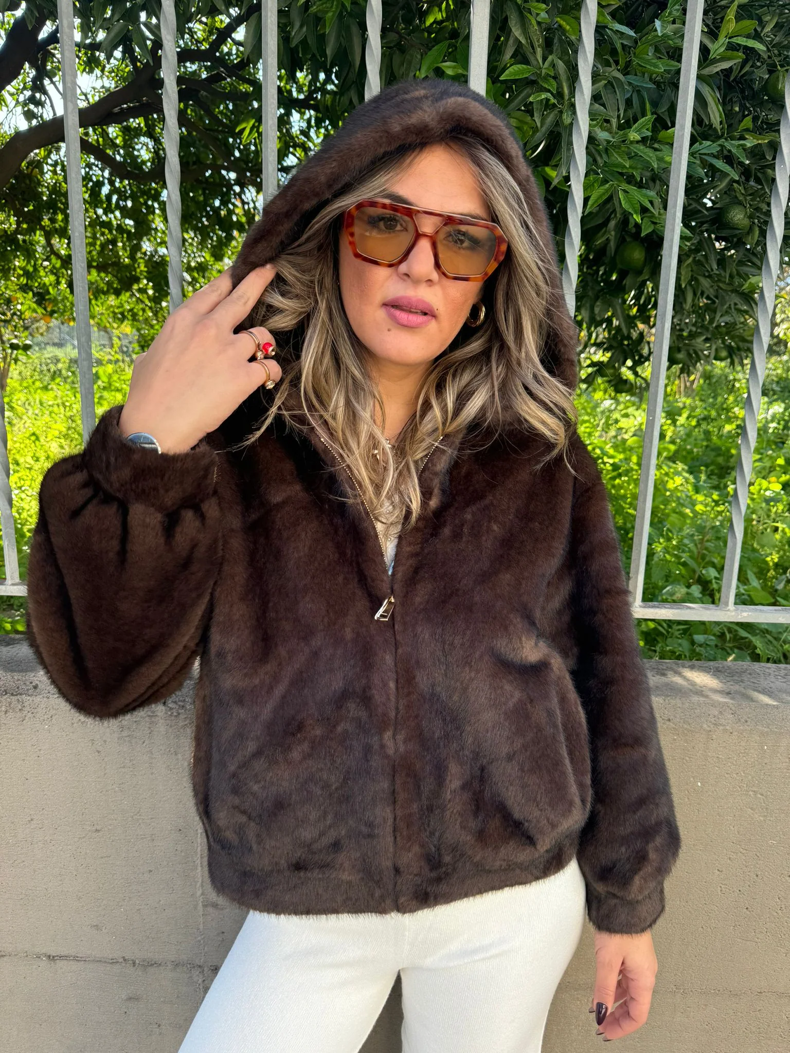 Pelliccia eco tinta unita con cappuccio e zip - immagine 5