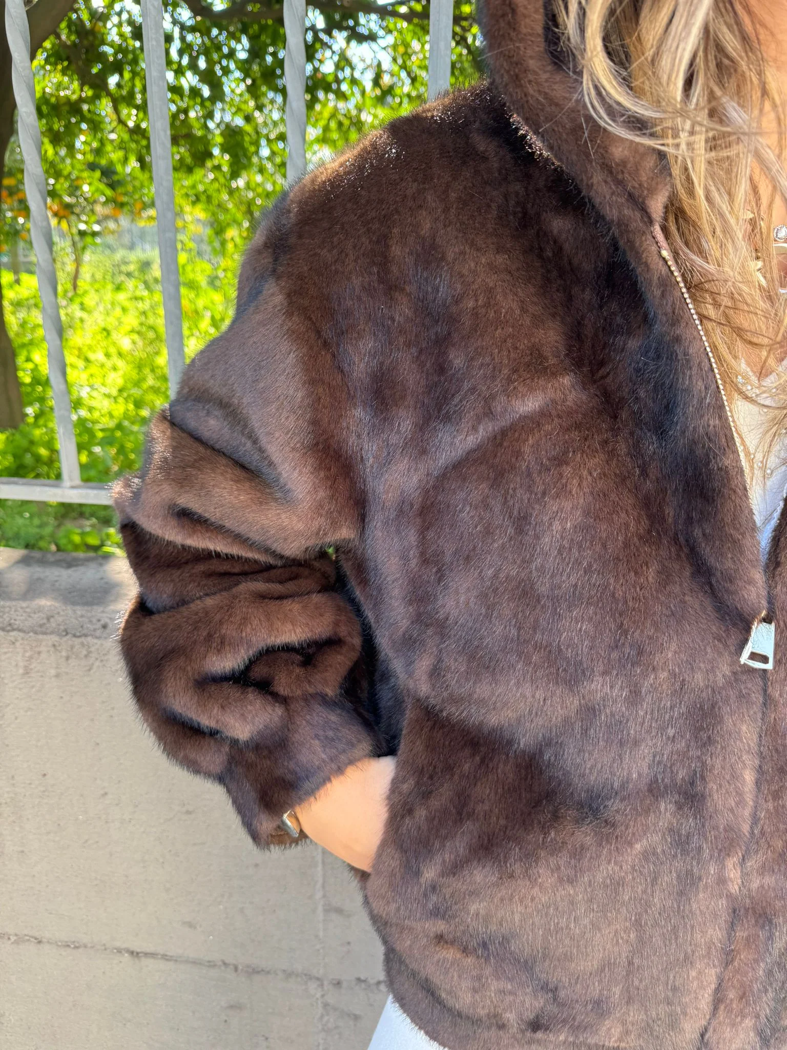 Pelliccia eco tinta unita con cappuccio e zip - immagine 7