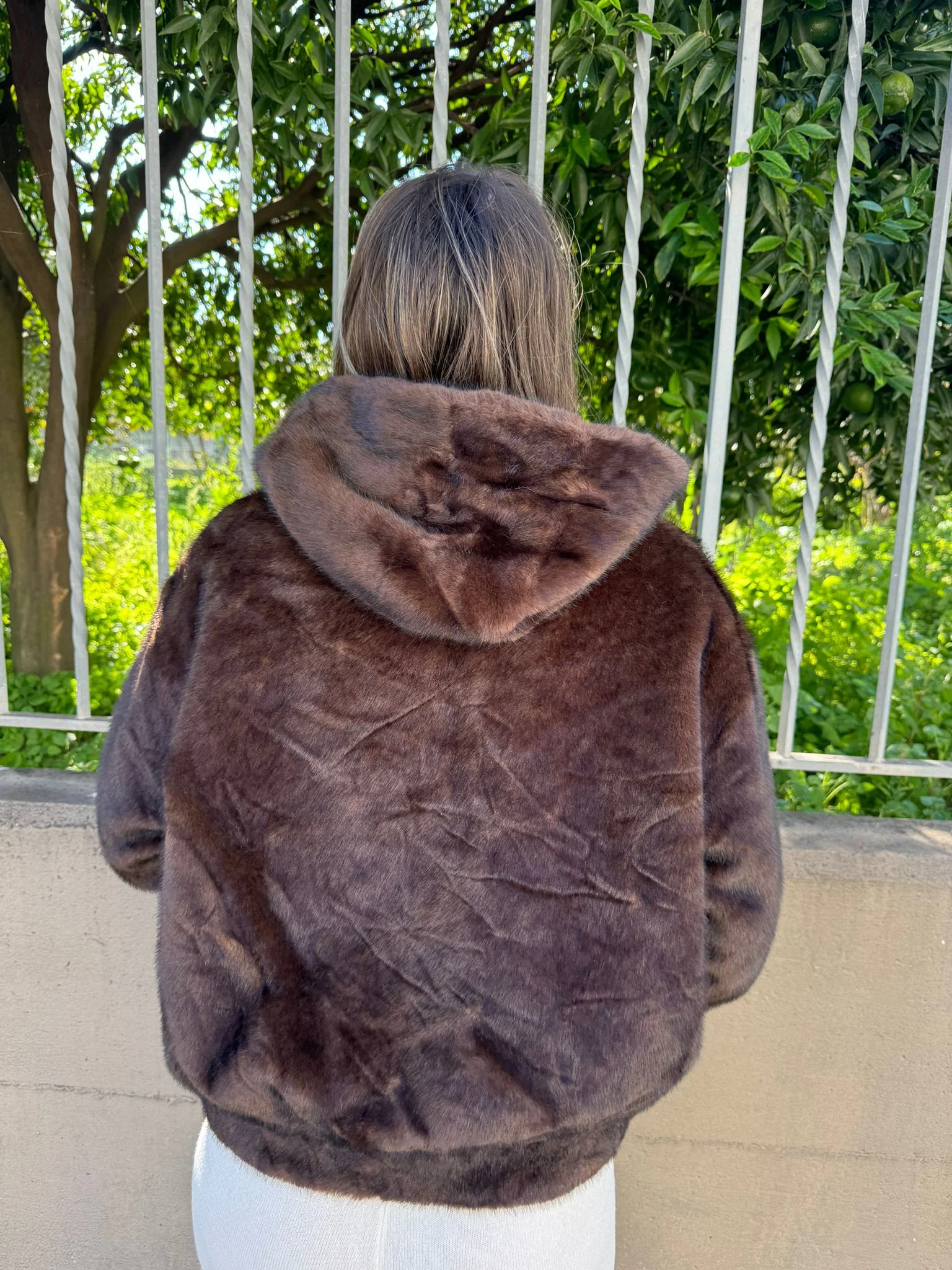 Pelliccia eco tinta unita con cappuccio e zip - immagine 6