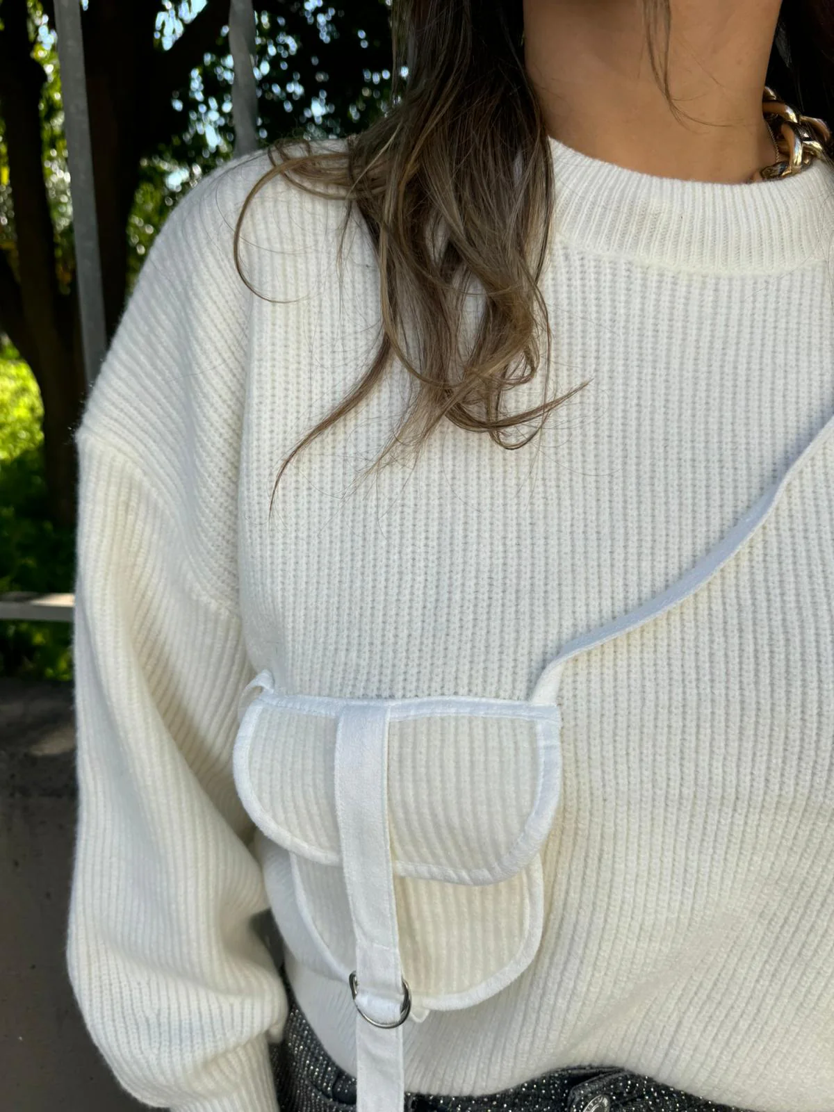 Maglione tinta unita con taschino sul lato - immagine 3