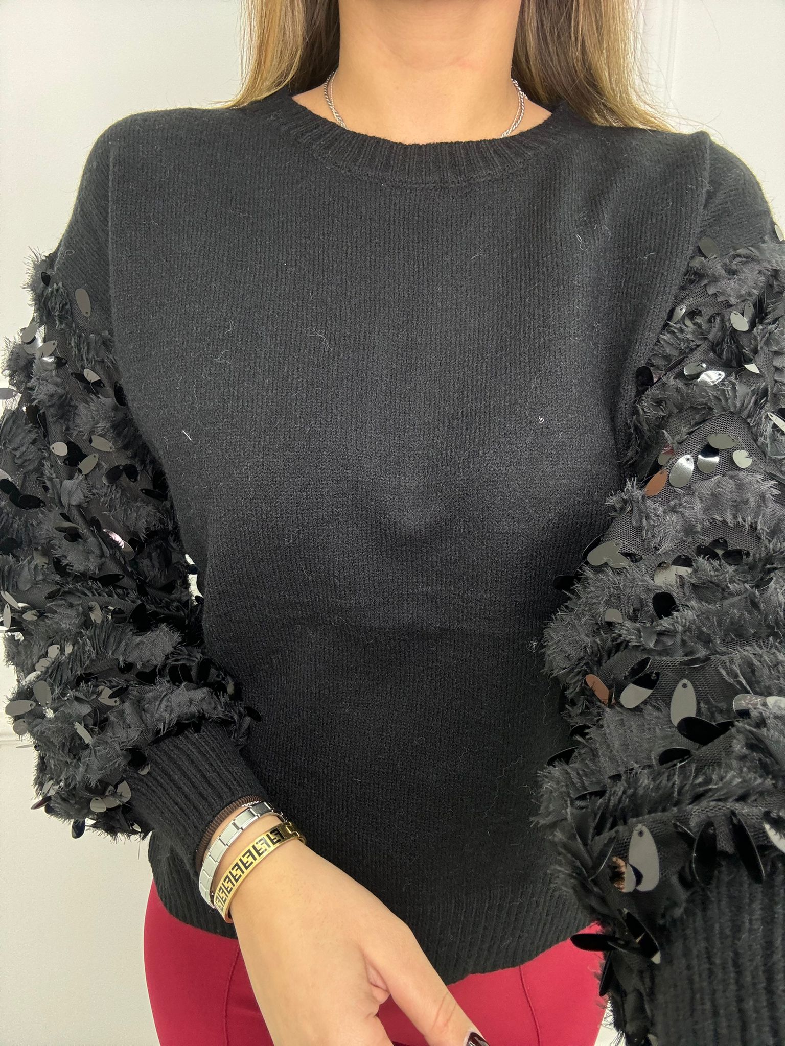 Maglioncino giro collo con maniche in piume e paillettes - immagine 5