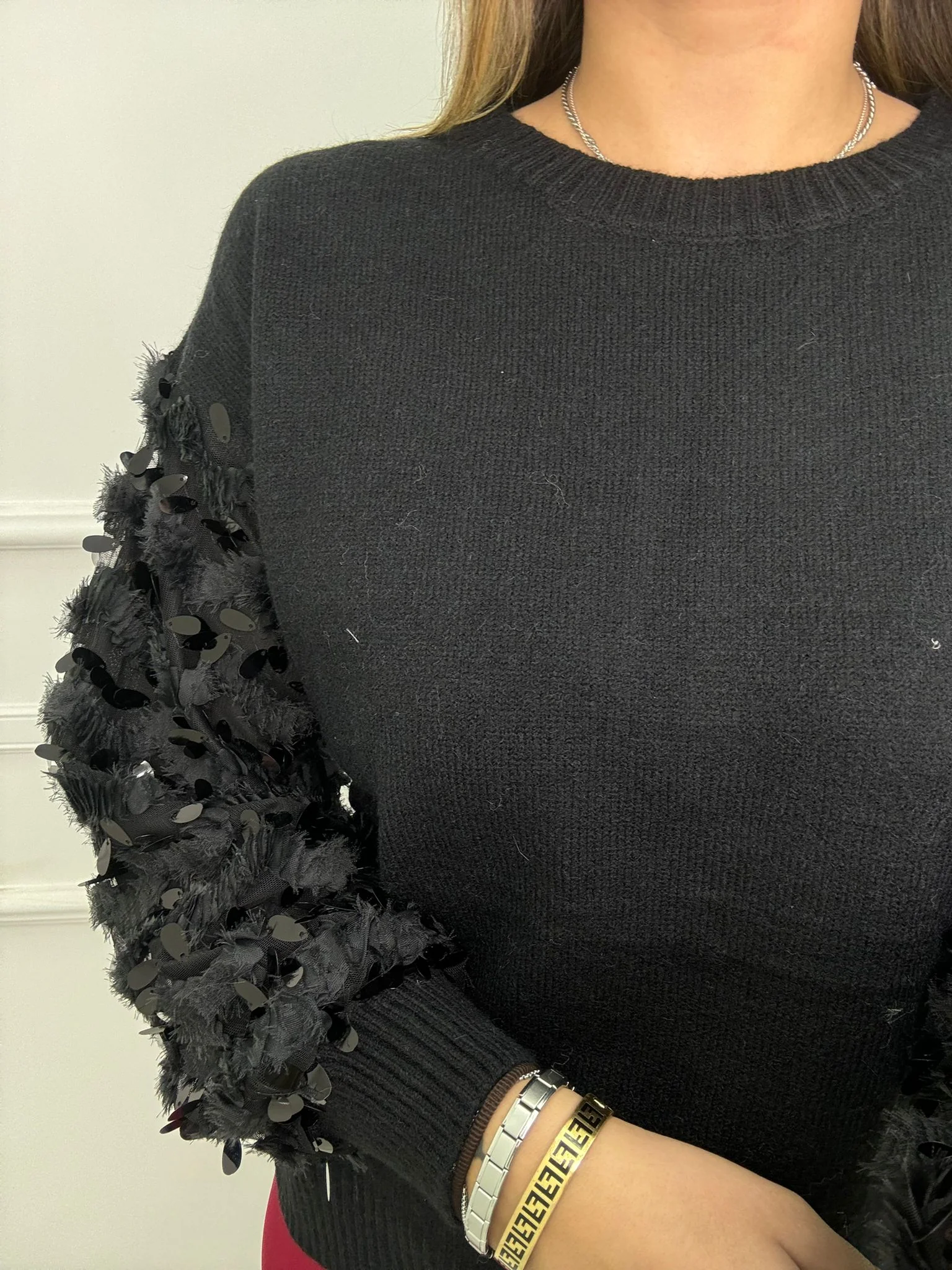 Maglioncino giro collo con maniche in piume e paillettes - immagine 6
