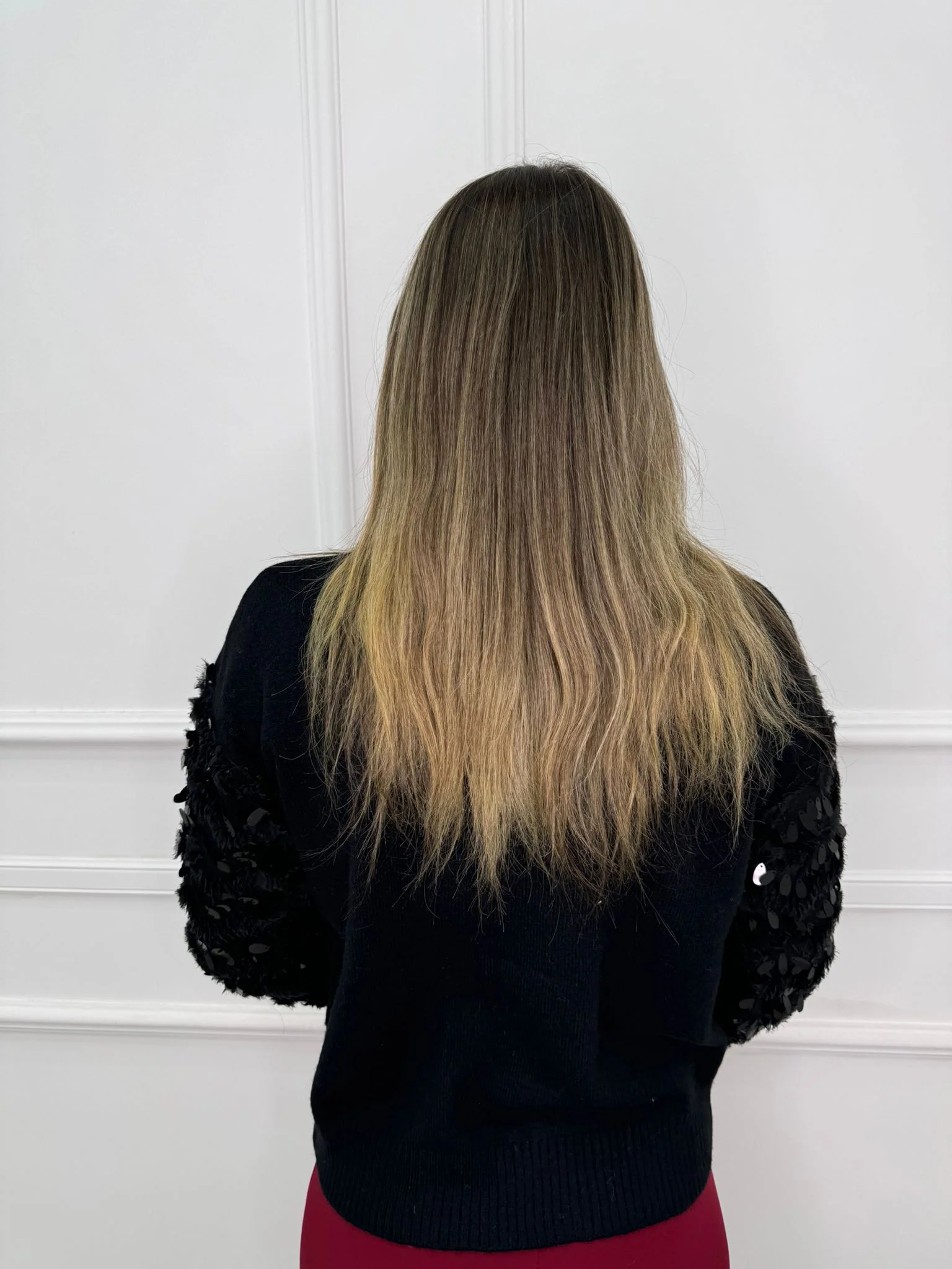 Maglioncino giro collo con maniche in piume e paillettes - immagine 7