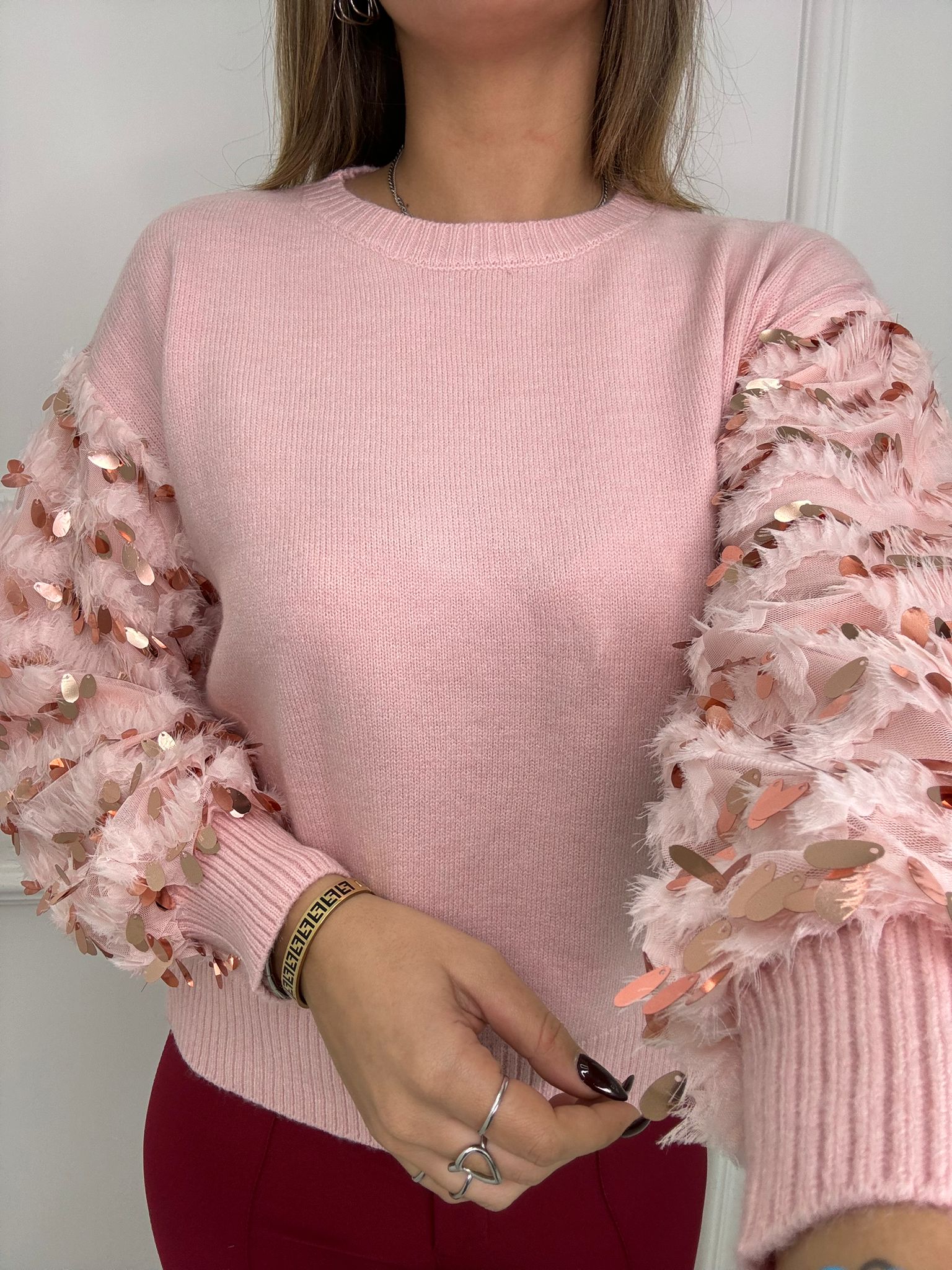 Maglioncino giro collo con maniche in piume e paillettes - immagine 8