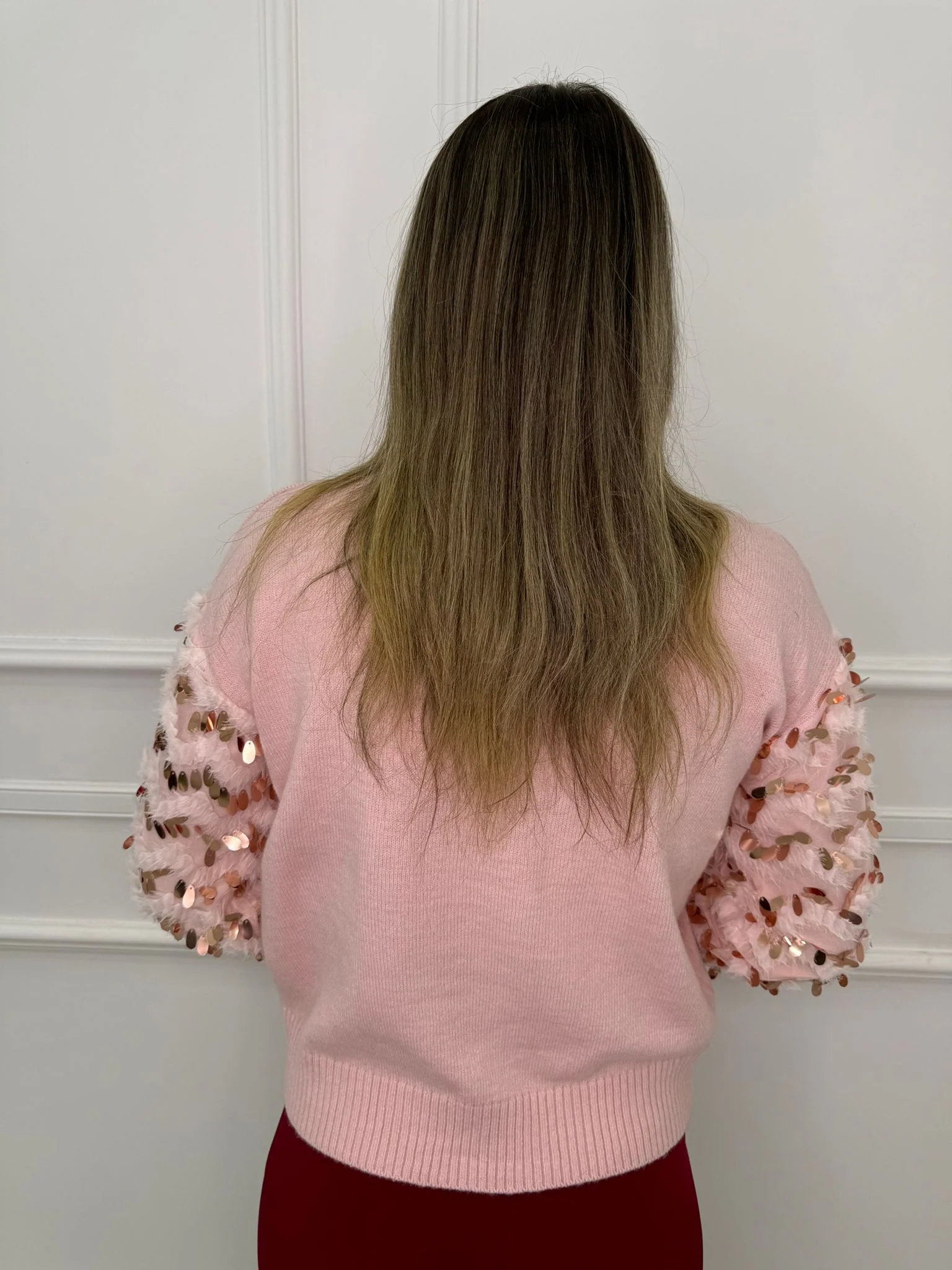 Maglioncino giro collo con maniche in piume e paillettes - immagine 9