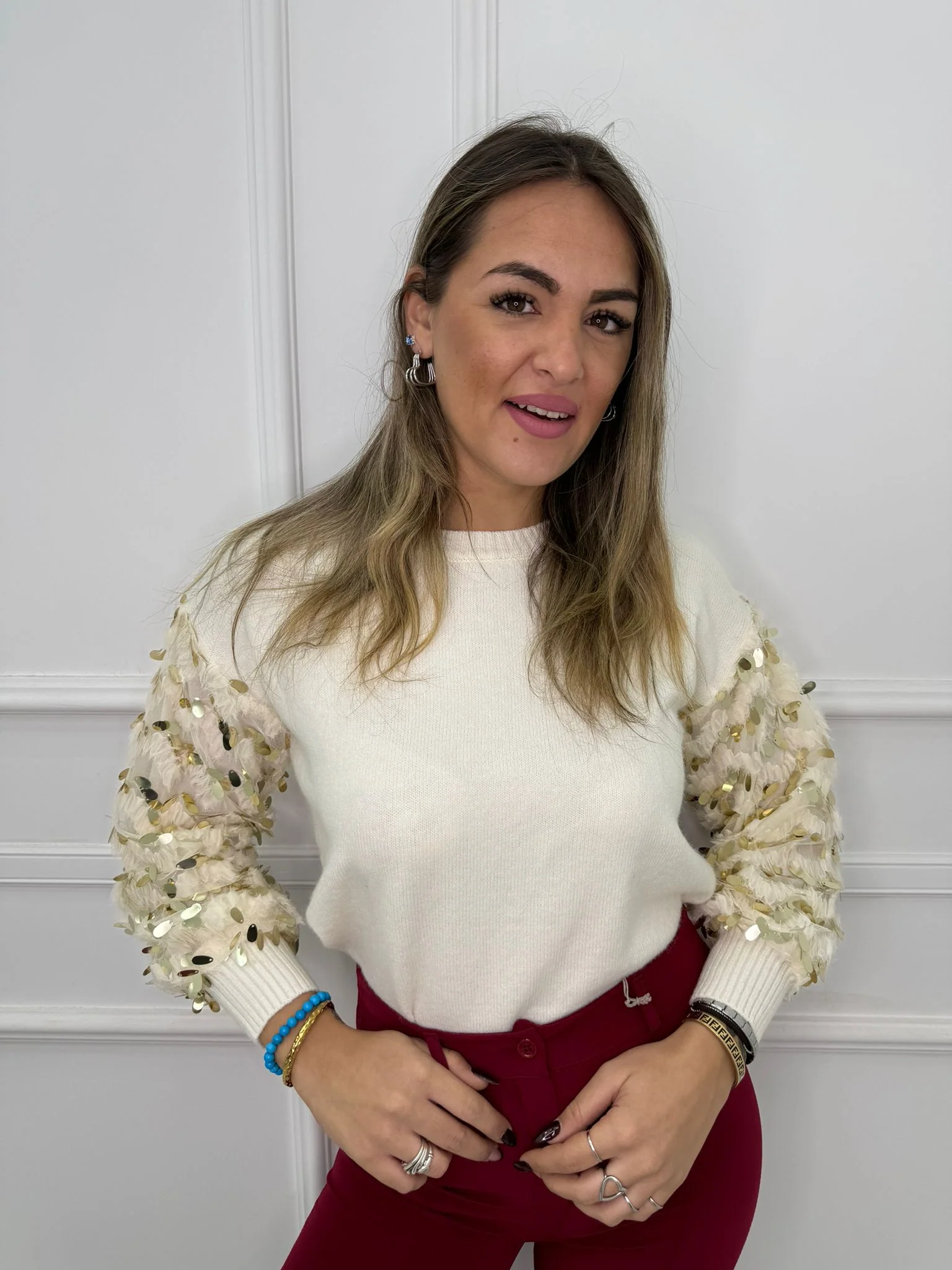 Maglioncino giro collo con maniche in piume e paillettes - immagine 2