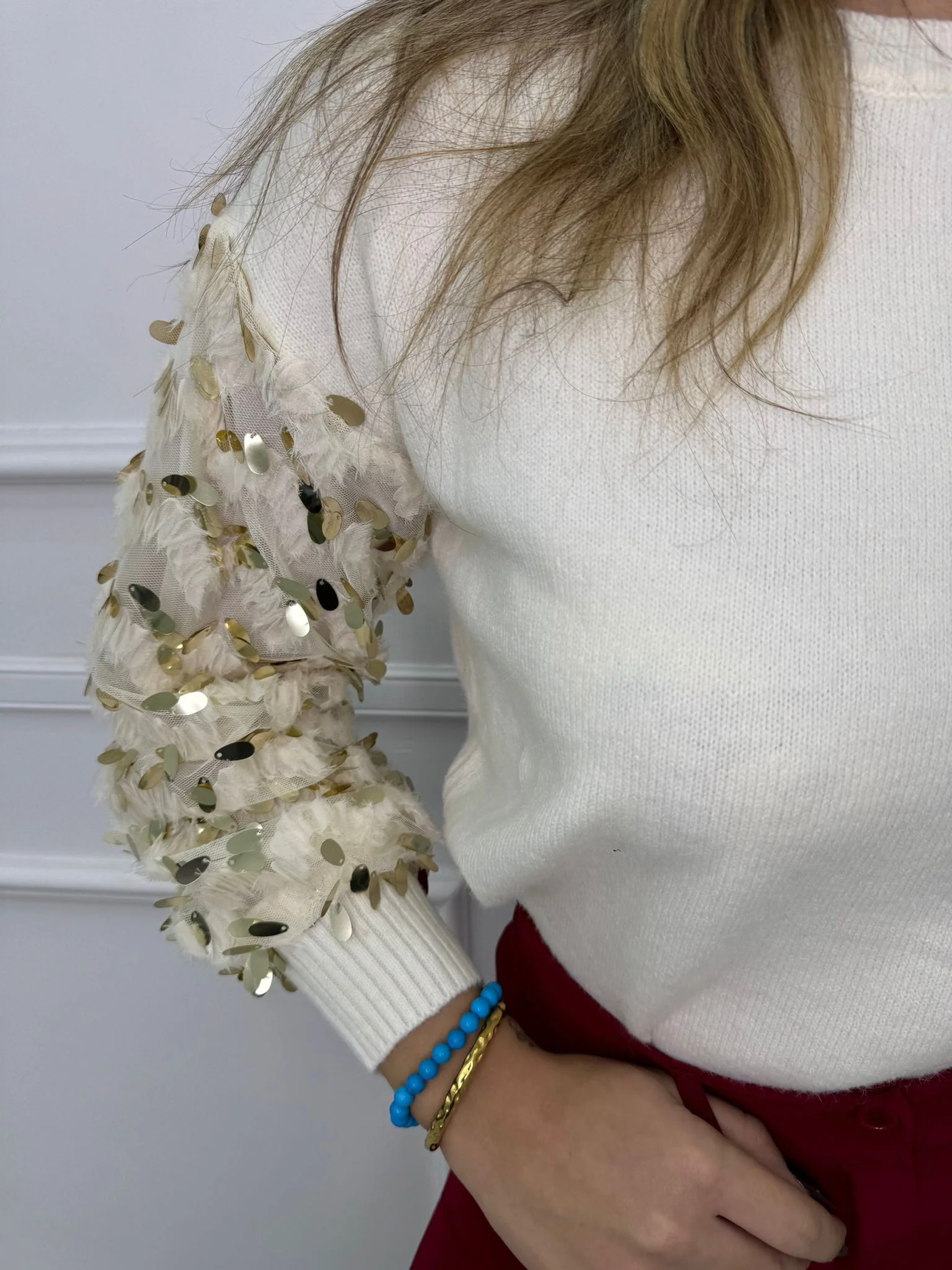 Maglioncino giro collo con maniche in piume e paillettes - immagine 3