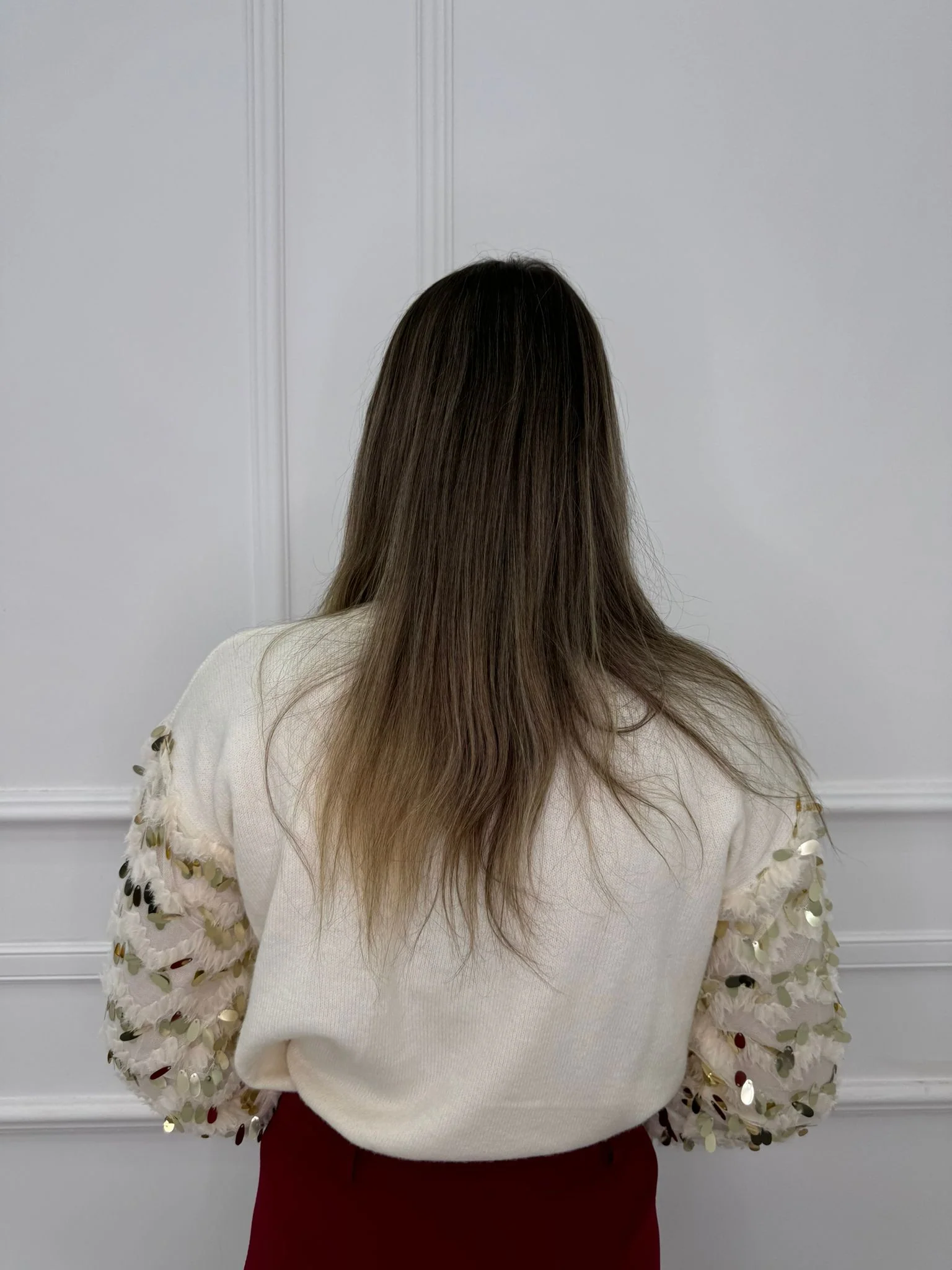 Maglioncino giro collo con maniche in piume e paillettes - immagine 4