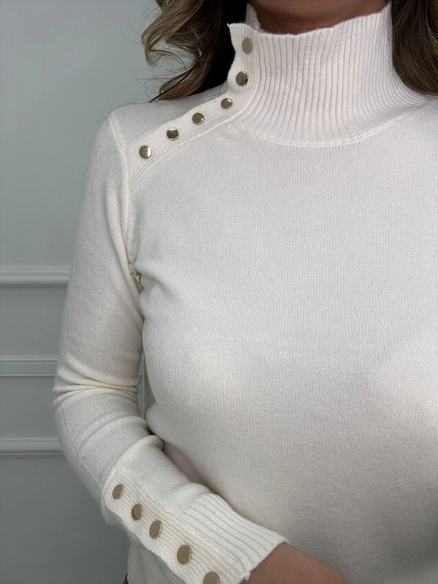 Maglione collo alto con bottoncini oro - immagine 6