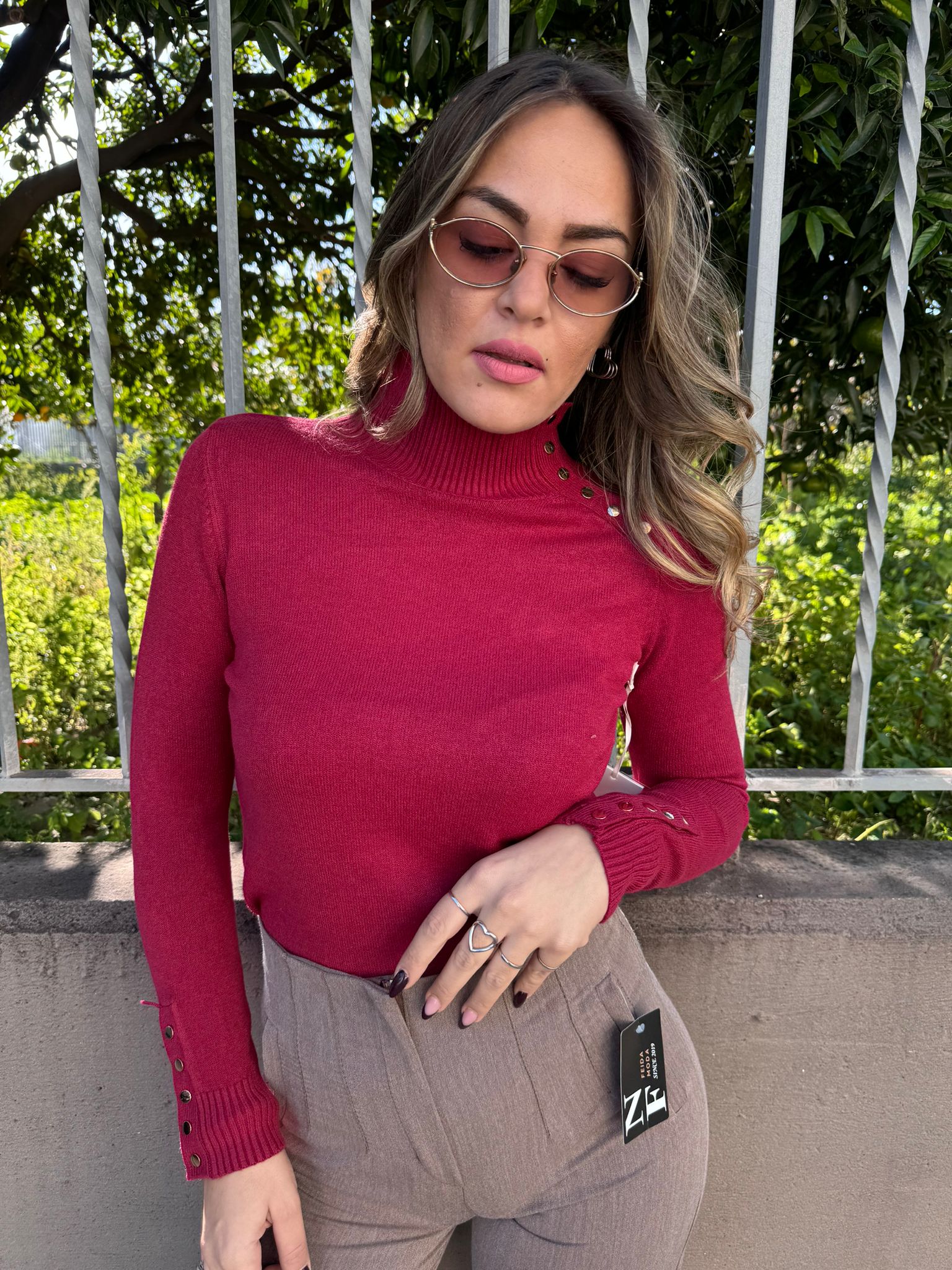 Maglione collo alto con bottoncini oro