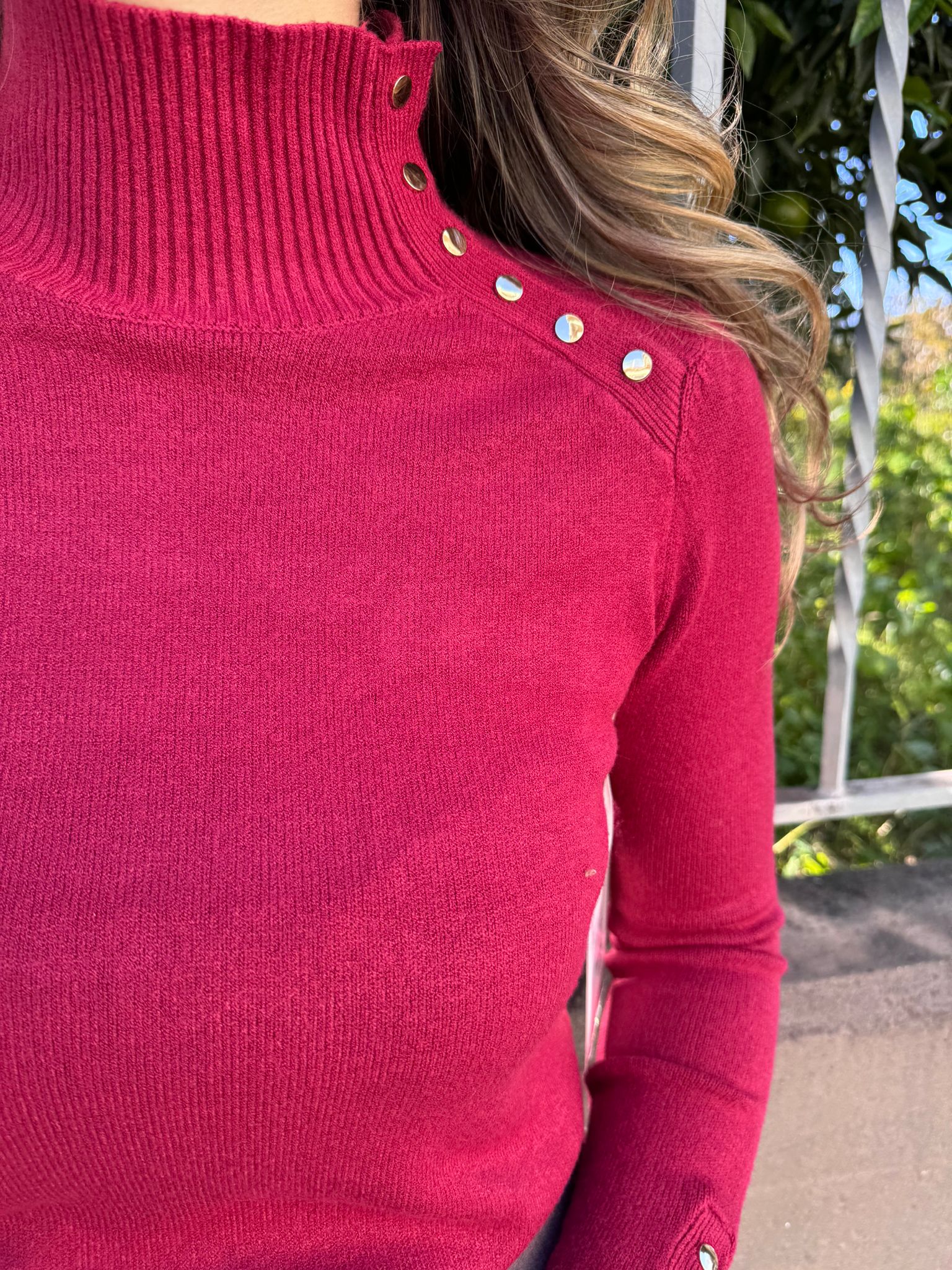 Maglione collo alto con bottoncini oro - immagine 3