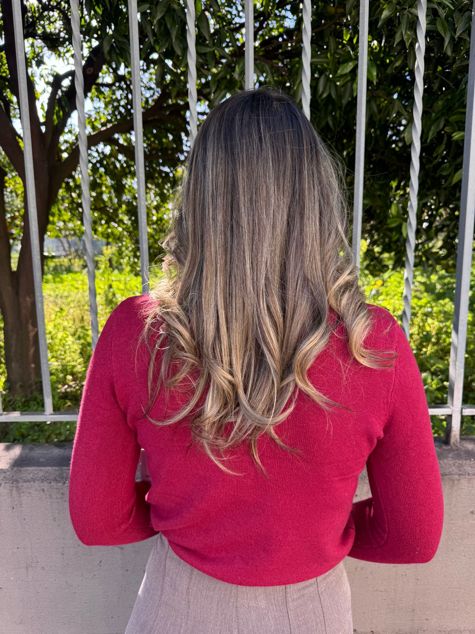 Maglione collo alto con bottoncini oro - immagine 4