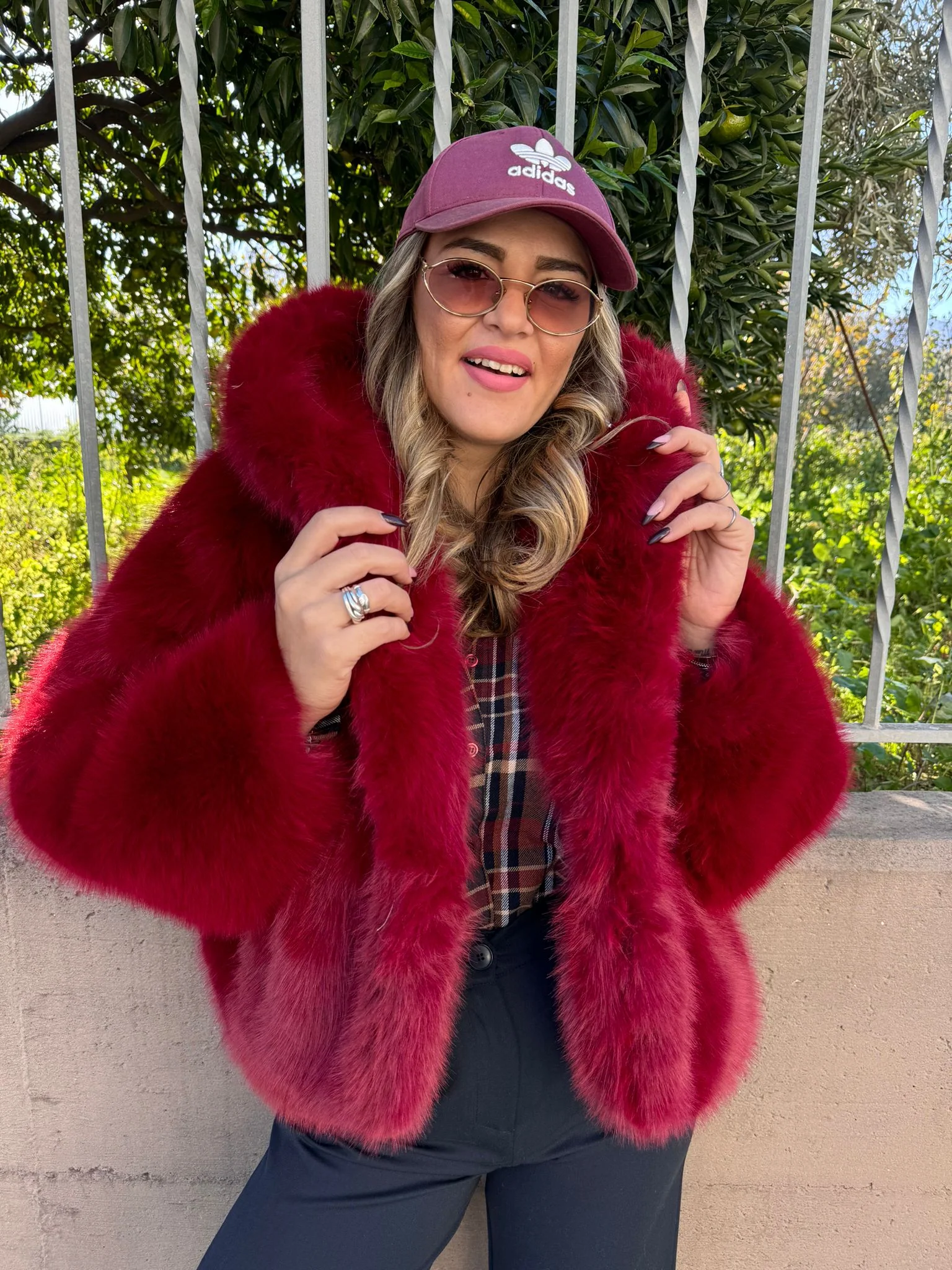 Pelliccia eco bordeaux modello over - immagine 3