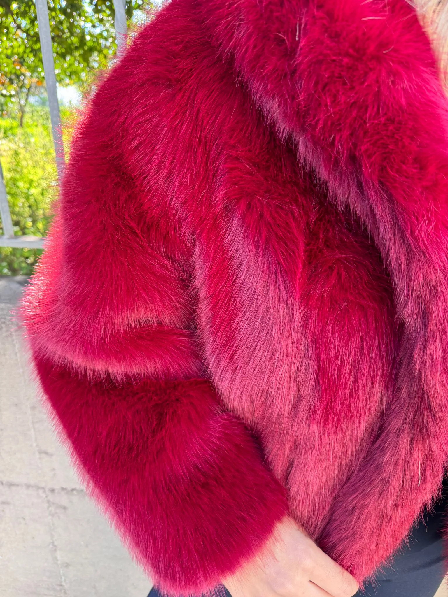 Pelliccia eco bordeaux modello over - immagine 4