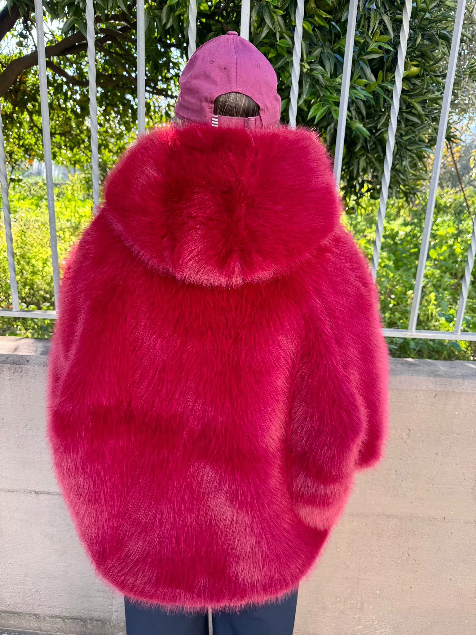 Pelliccia eco bordeaux modello over - immagine 5