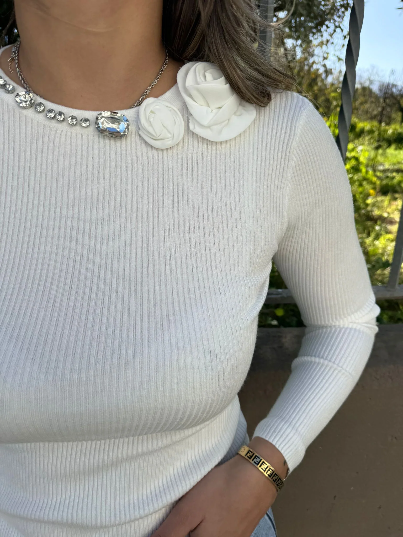 Maglioncino giro collo con fiore - immagine 3