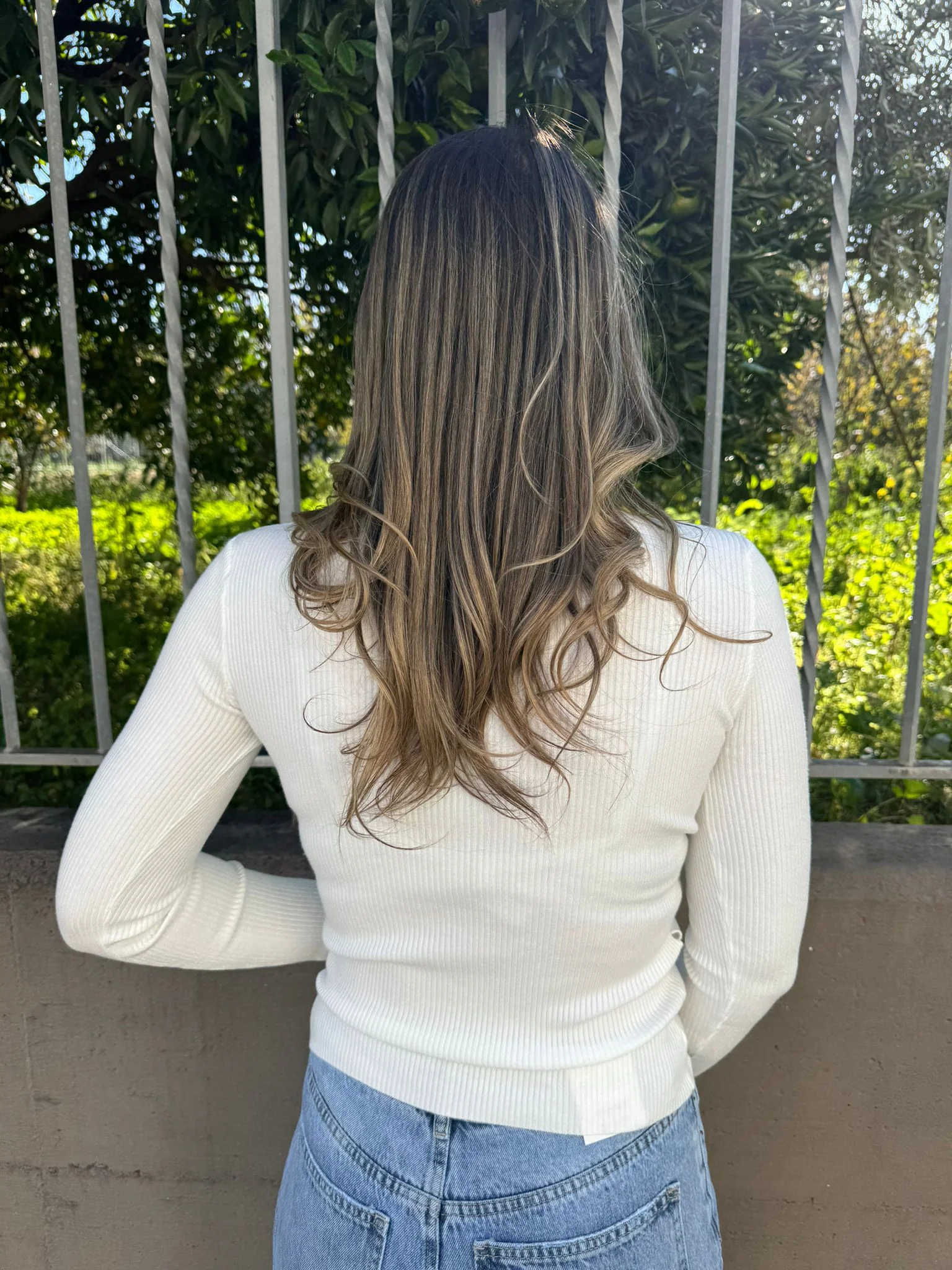 Maglioncino giro collo con fiore - immagine 4