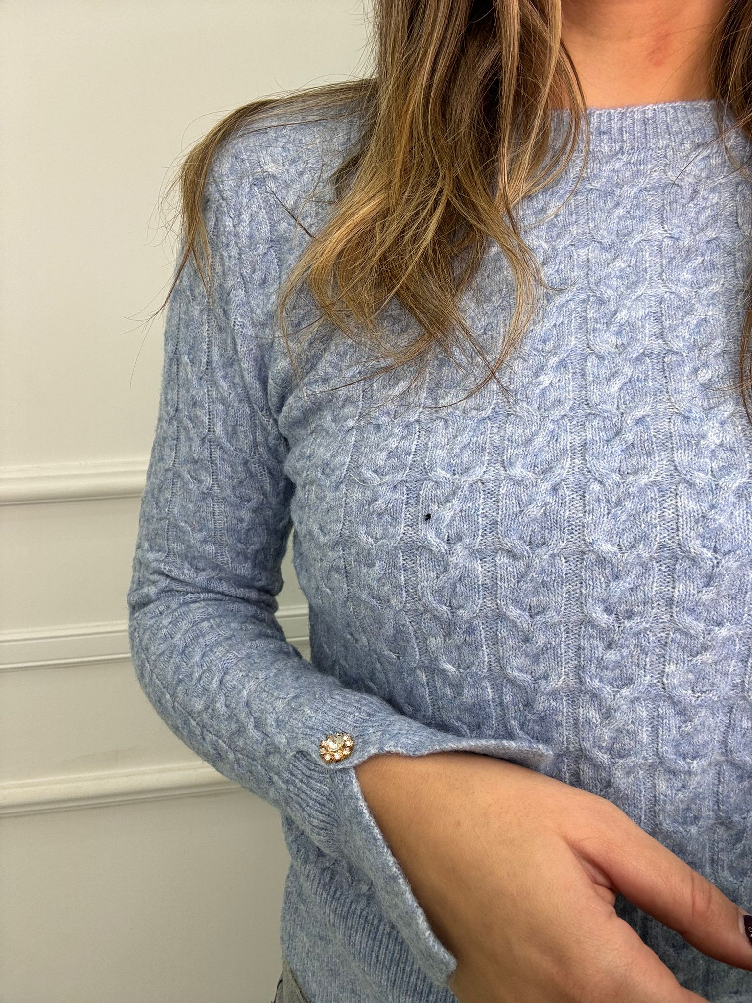Maglione trama treccia e bottoncino swarovski alle maniche - immagine 6