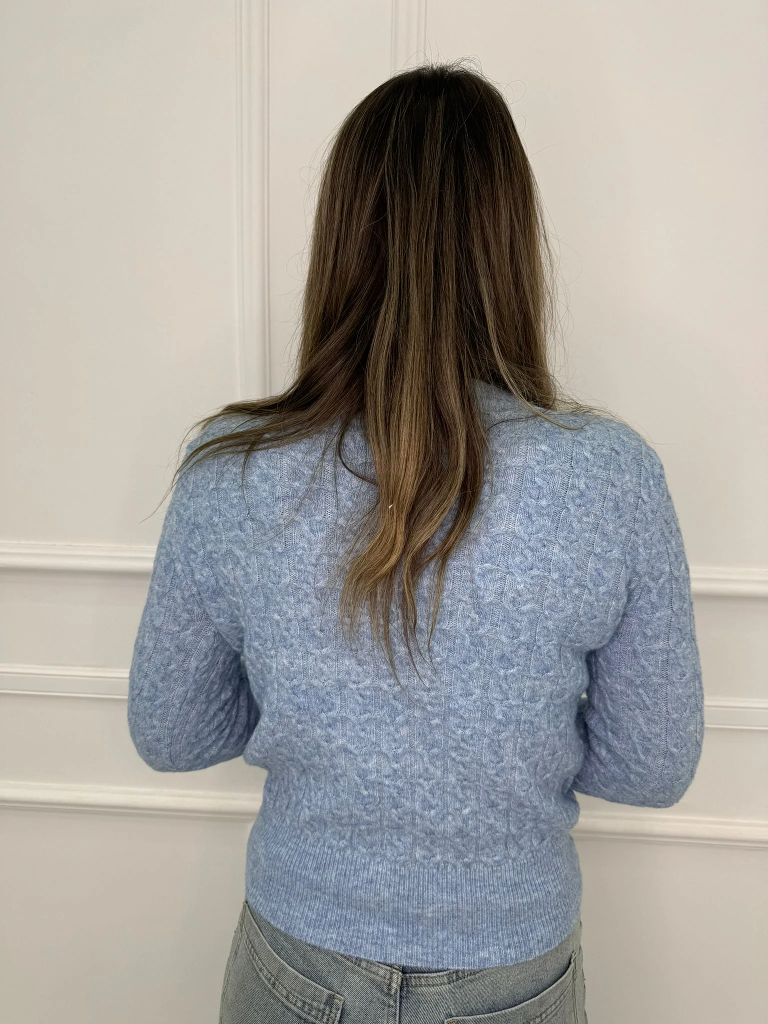 Maglione trama treccia e bottoncino swarovski alle maniche - immagine 7