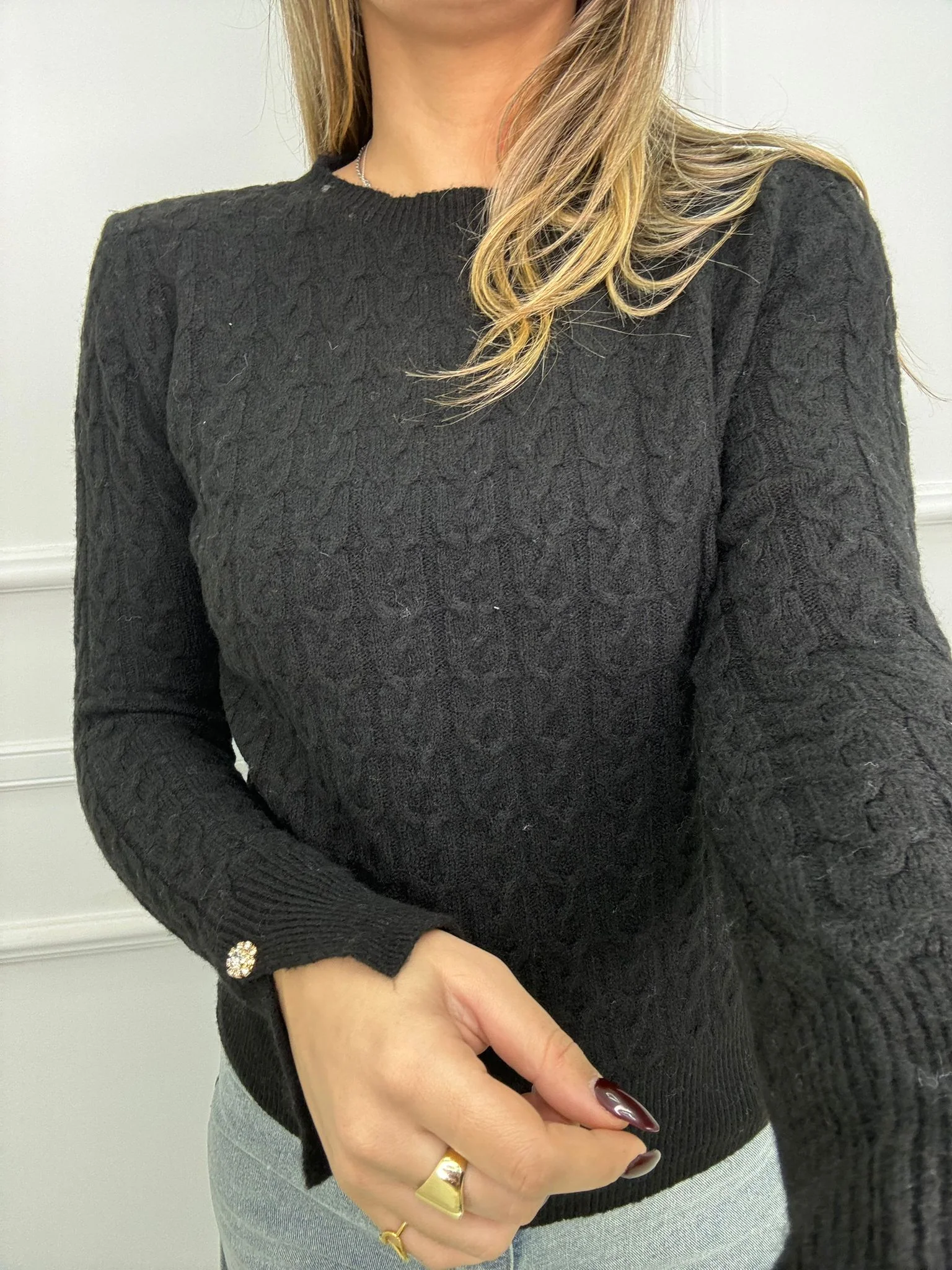 Maglione trama treccia e bottoncino swarovski alle maniche - immagine 8