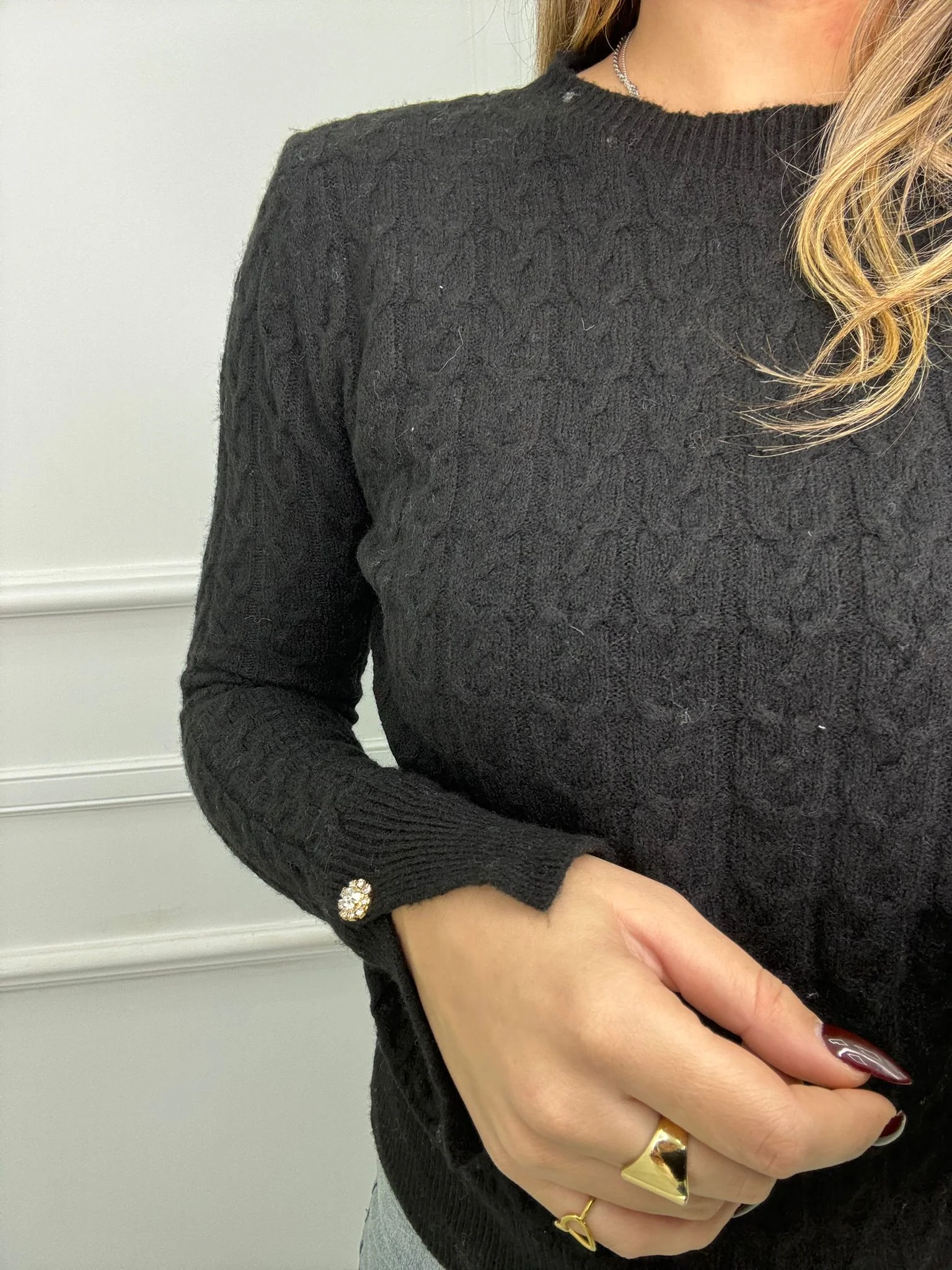 Maglione trama treccia e bottoncino swarovski alle maniche - immagine 9