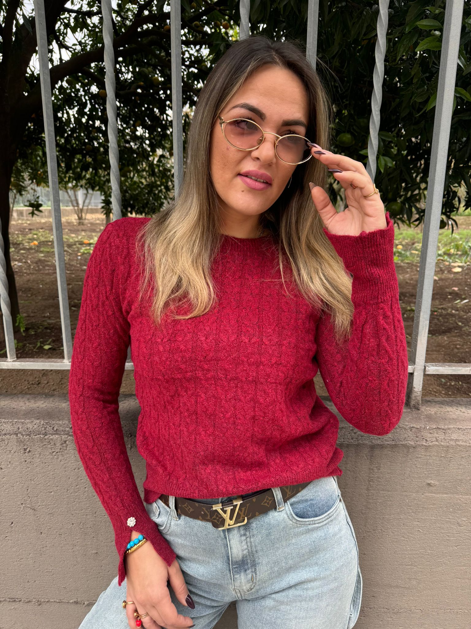 Maglione trama treccia e bottoncino swarovski alle maniche