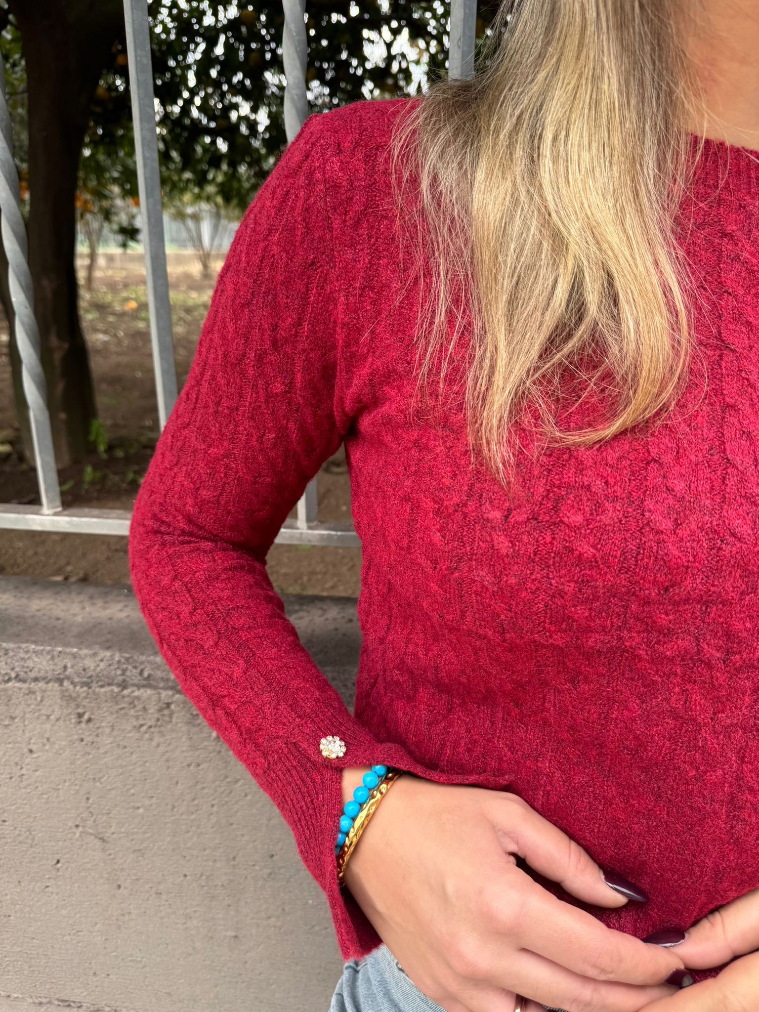 Maglione trama treccia e bottoncino swarovski alle maniche - immagine 3