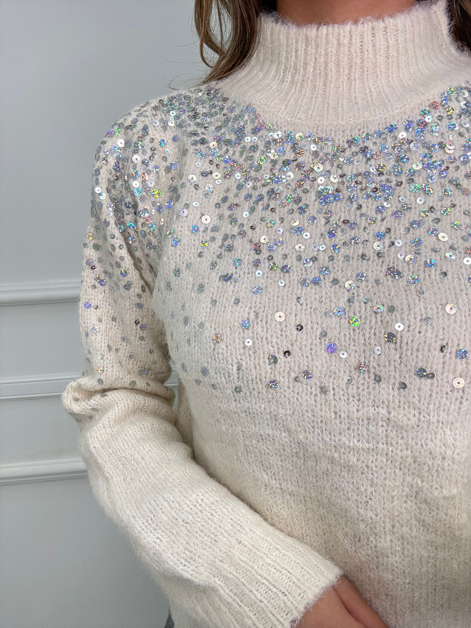 Maglione mezzo collo con parte superiore in paillettes - immagine 9