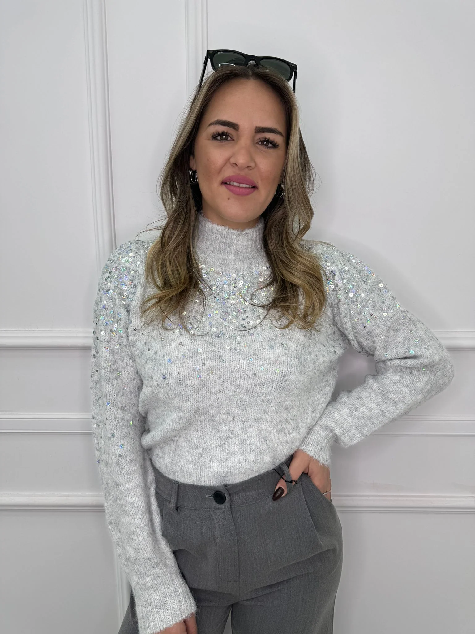 Maglione mezzo collo con parte superiore in paillettes - immagine 2